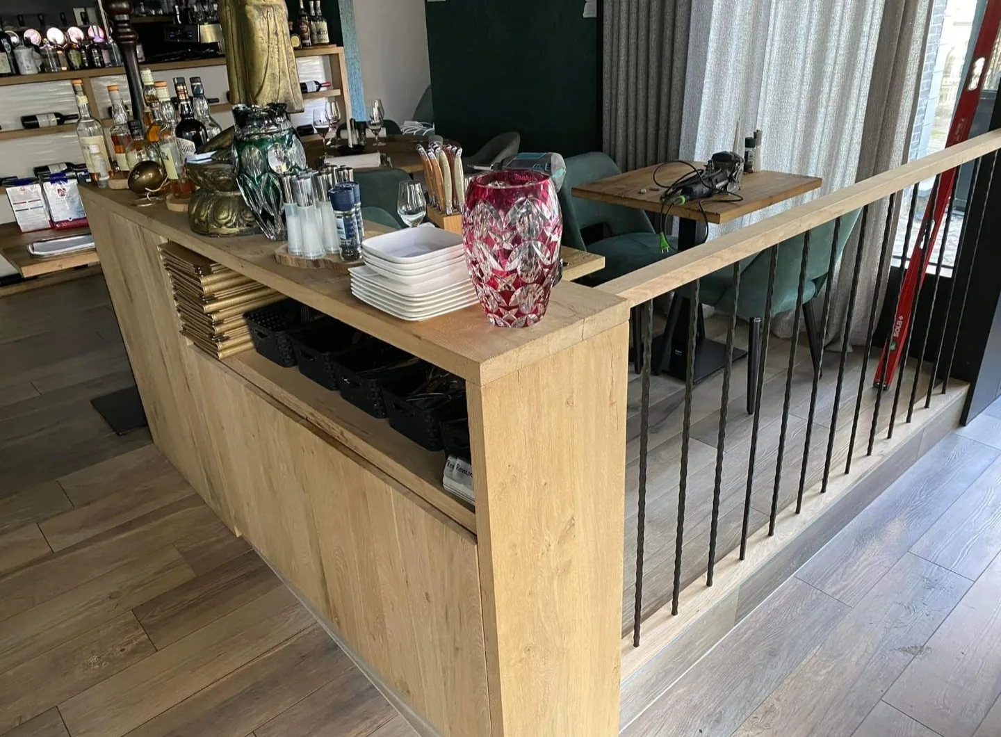 Gedraaide stalen baren met houten afwerking Details van gedraaide stalen balustrade met houten afwerking in eetgelegenheid