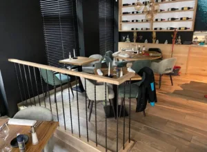 Stijlvolle verdeling met hout en staal