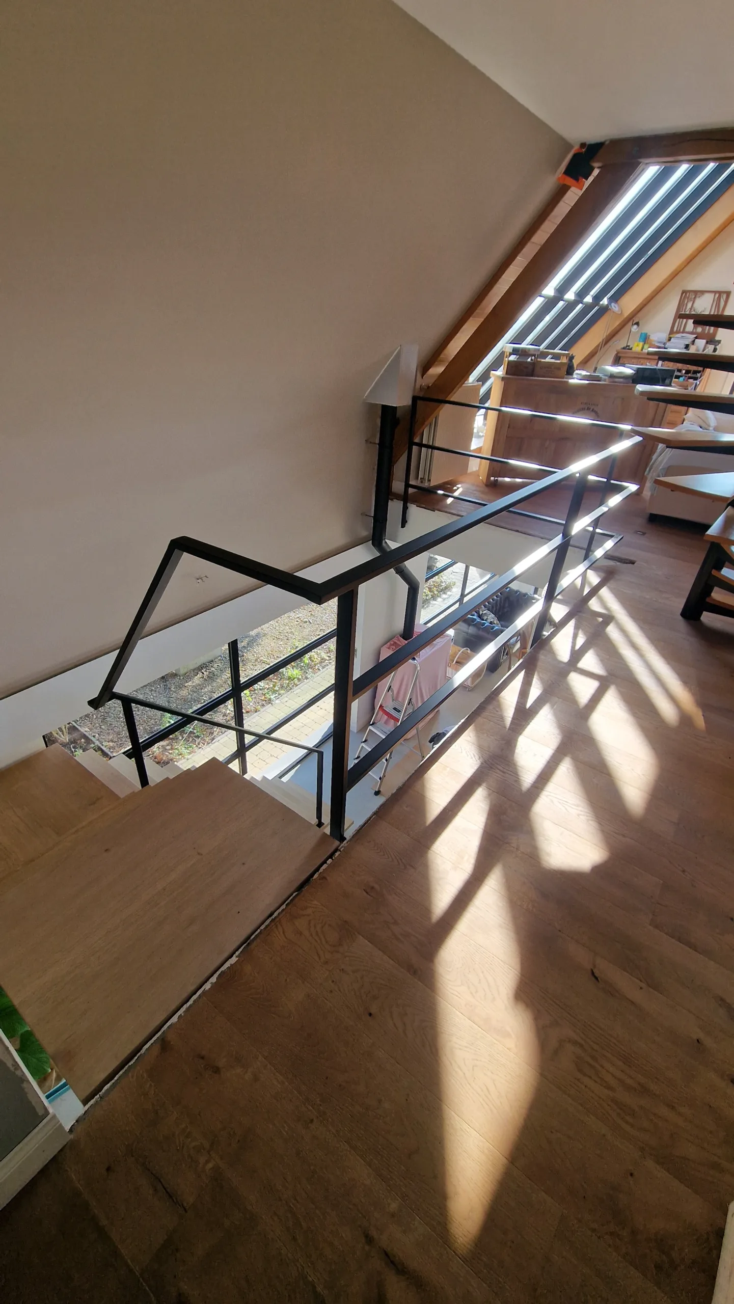 Detail van zwarte stalen balustrade Metalen trapleuning