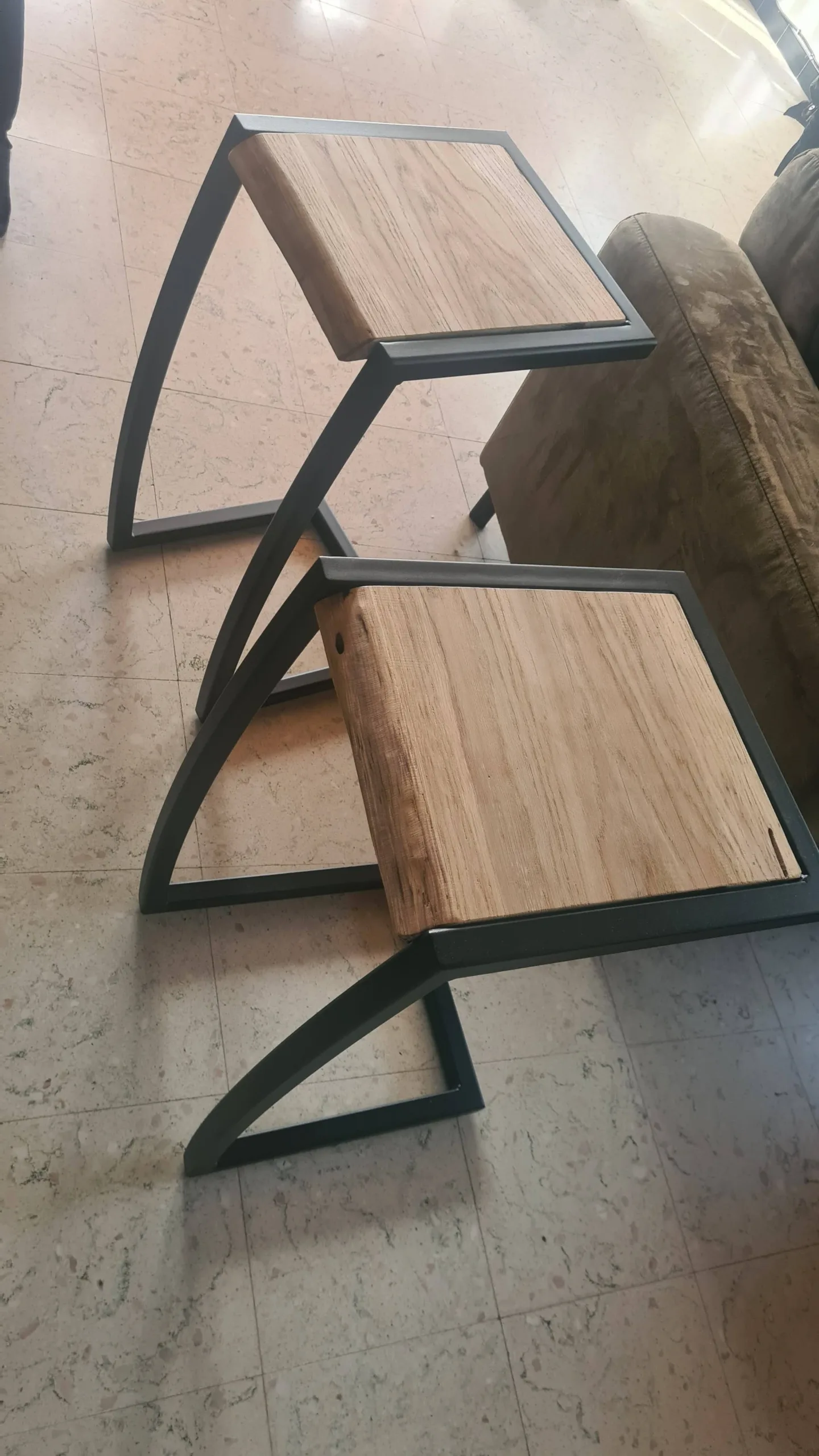 Barstoelen met zwart metalen frame en houten zitting – samenwerking Barstoelen met zwart gepoederlakt metalen frame en houten zitting, ontworpen in samenwerking