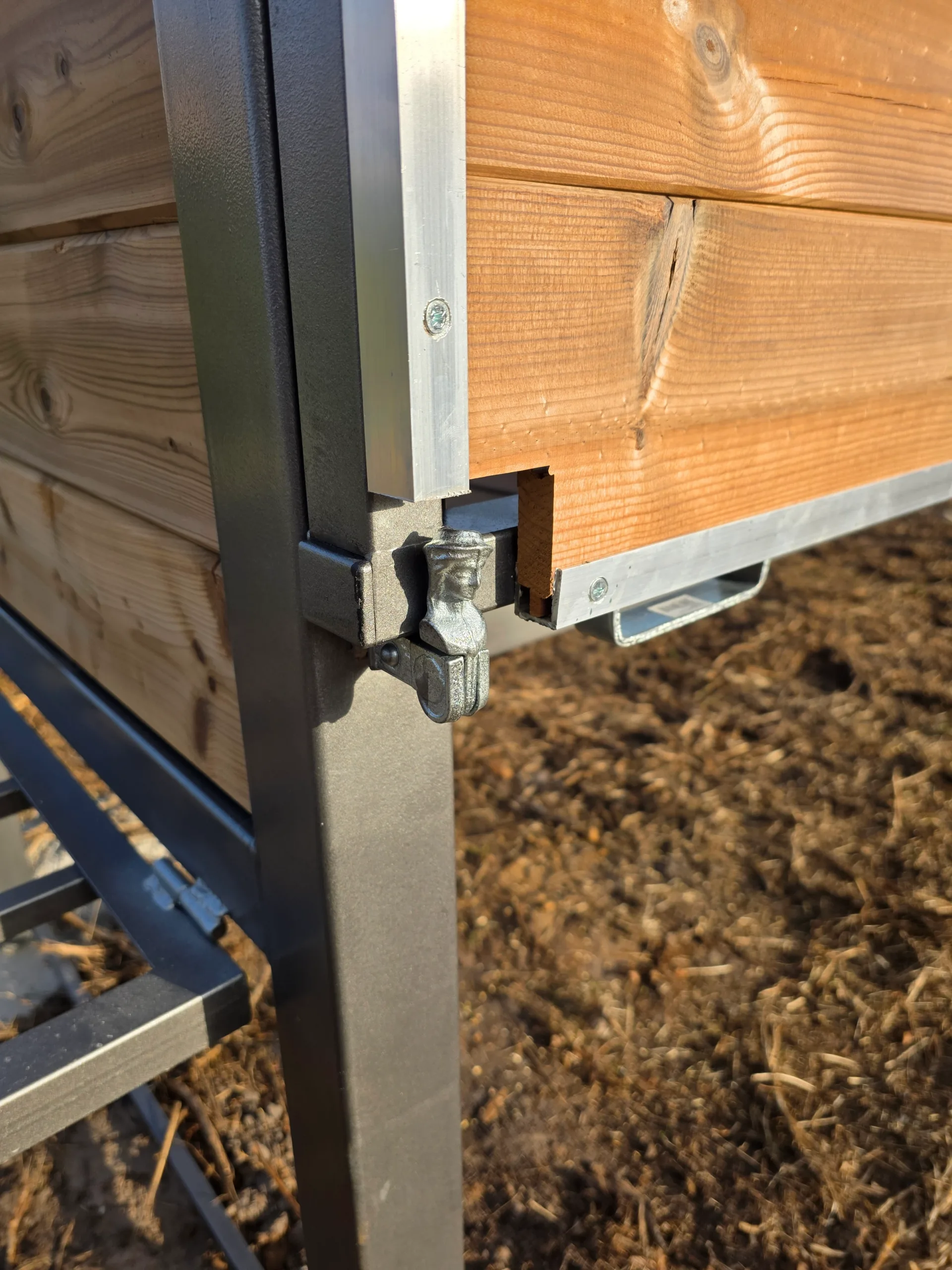 Detail bijenhotel – uitvoering in staal en hout volgens klantontwerp Bijenhotels