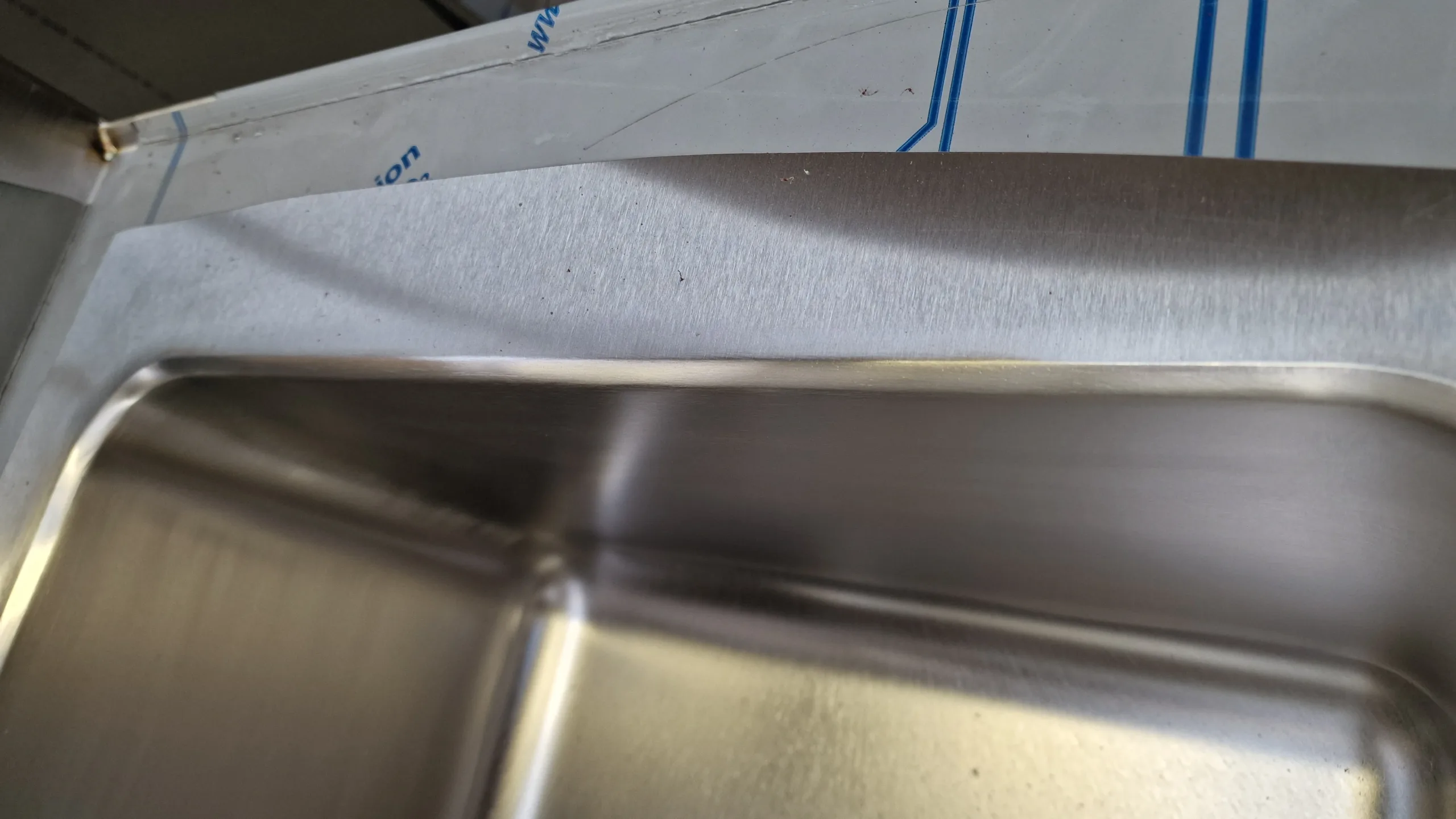 Detail van afwerking ingelaste inox spoelbak Inox maatwerk