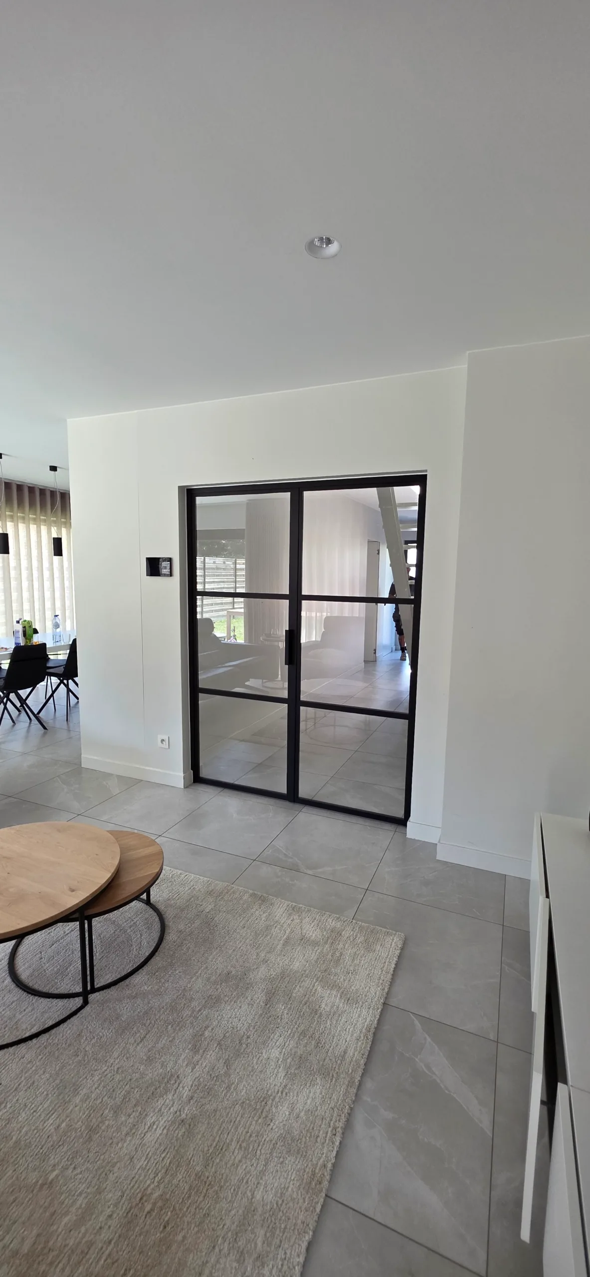 Stalen dubbele deur in moderne woning – strak en stijlvol maatwerk Stalen deur op maat