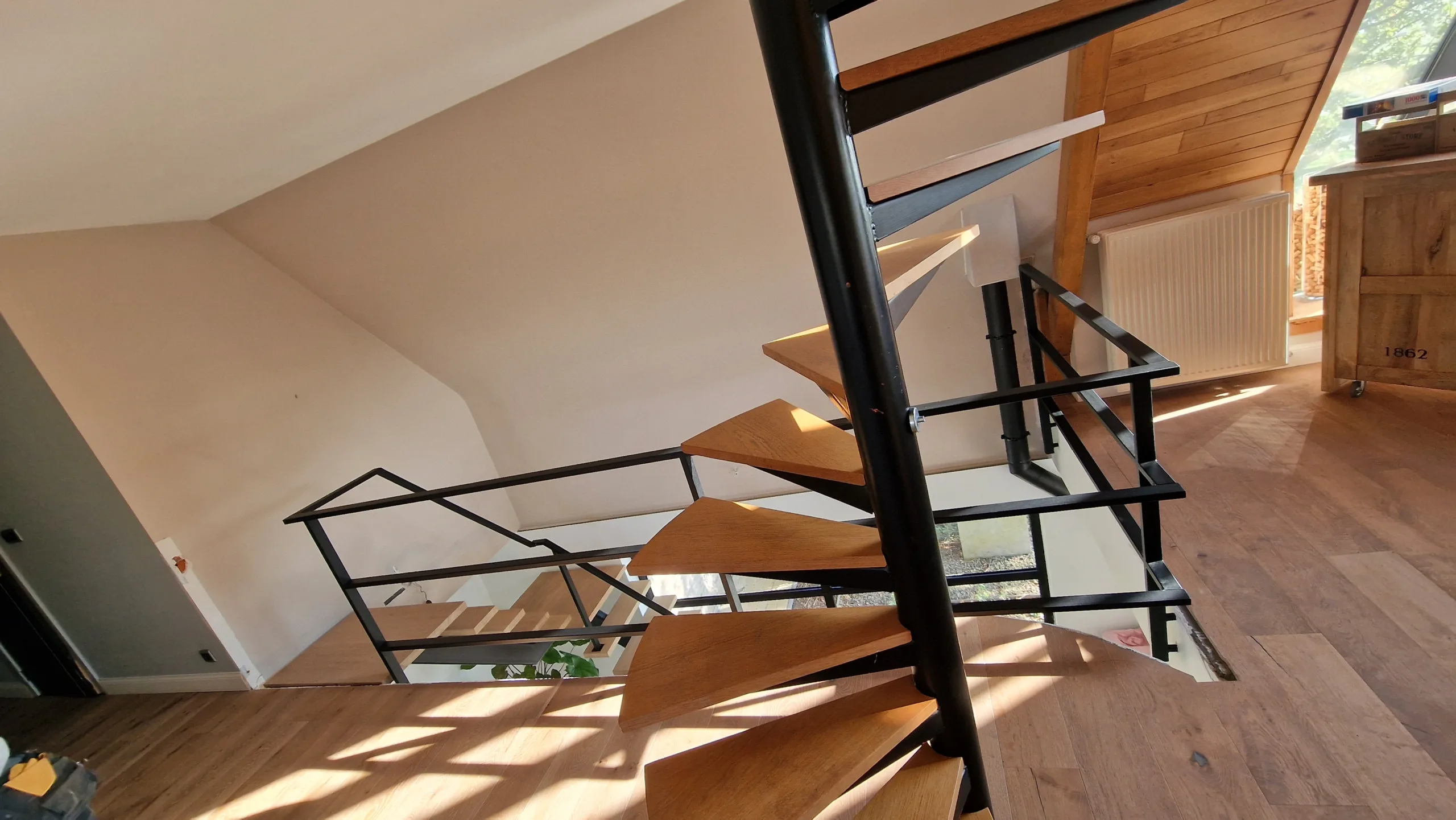 Gedraaide stalen trap in zwarte poederlak Zwart gepoederlakte gedraaide stalen trap, vakkundig vervaardigd door JVH Welding