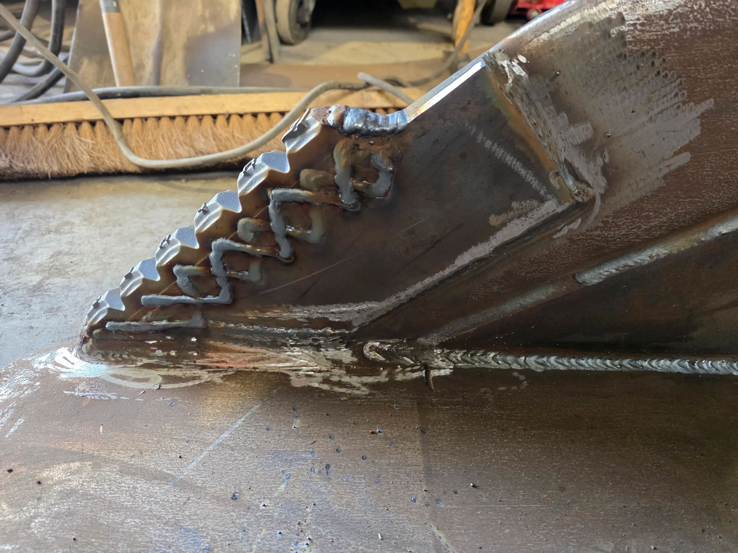 Herstelling kraanbak – ingelaste nieuwe stukken door JVH Welding Herstelde kraanbak met ingelaste onderdelen, uitgevoerd door JVH Welding