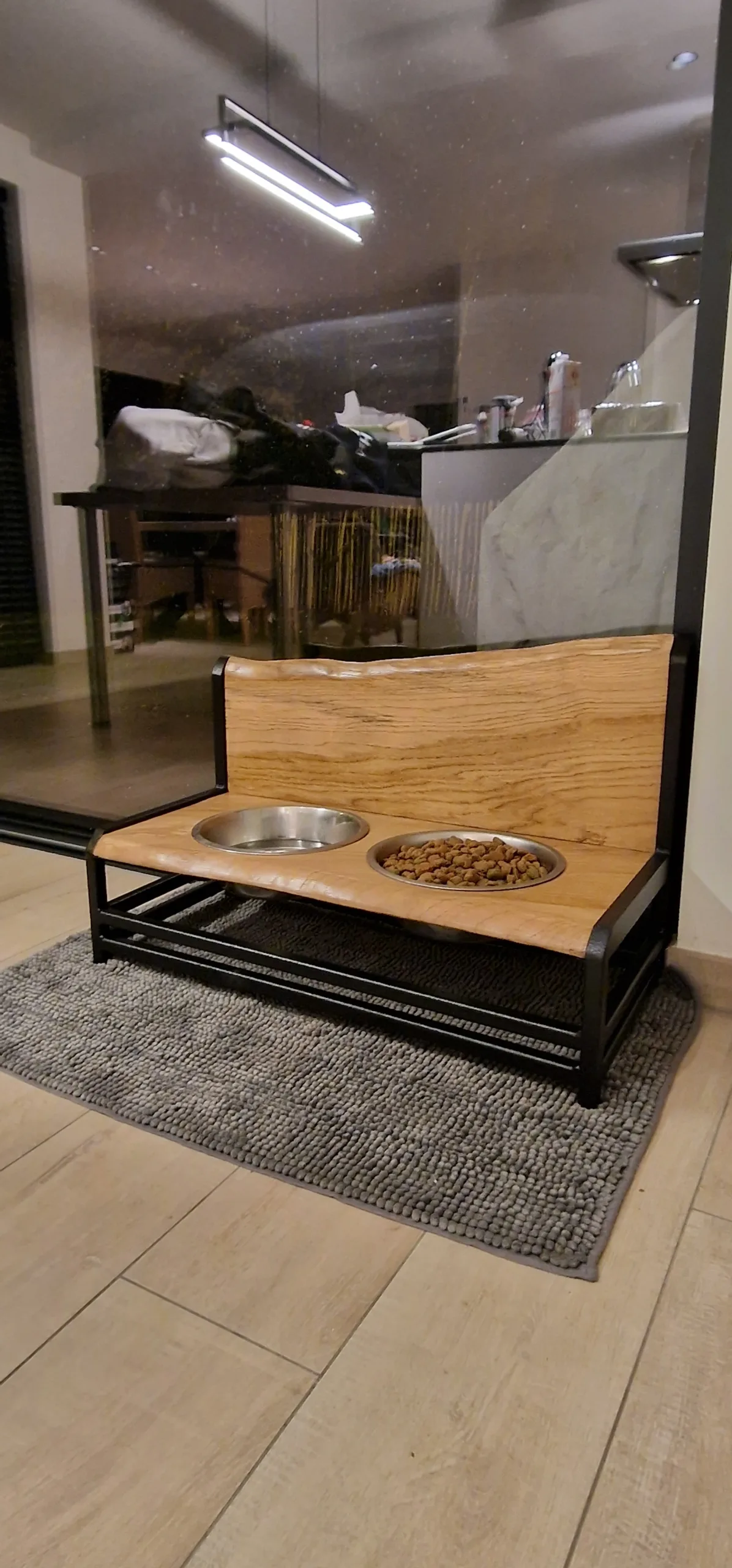 Op maat gemaakte stalen honden-eetbak met zwarte afwerking Design honden-eetbak in zwart staal met houten accenten, handgemaakt op maat