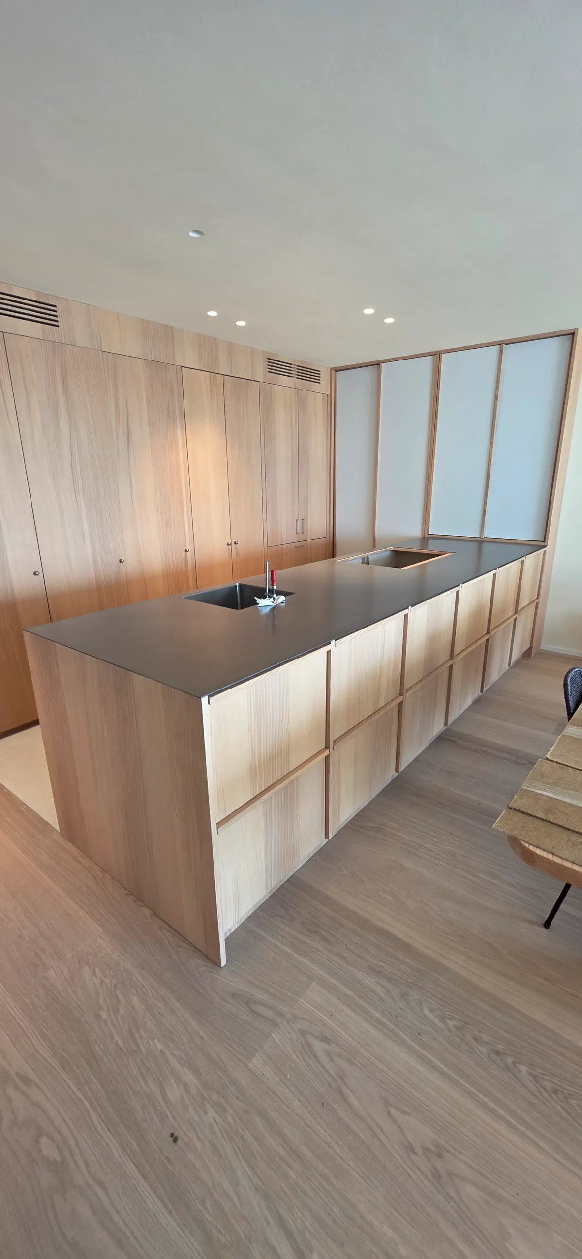 Inox keukenwerkblad met ingelaste spoelbak en uitsparing voor kookfornuis, op maat gemaakt door JVH Welding