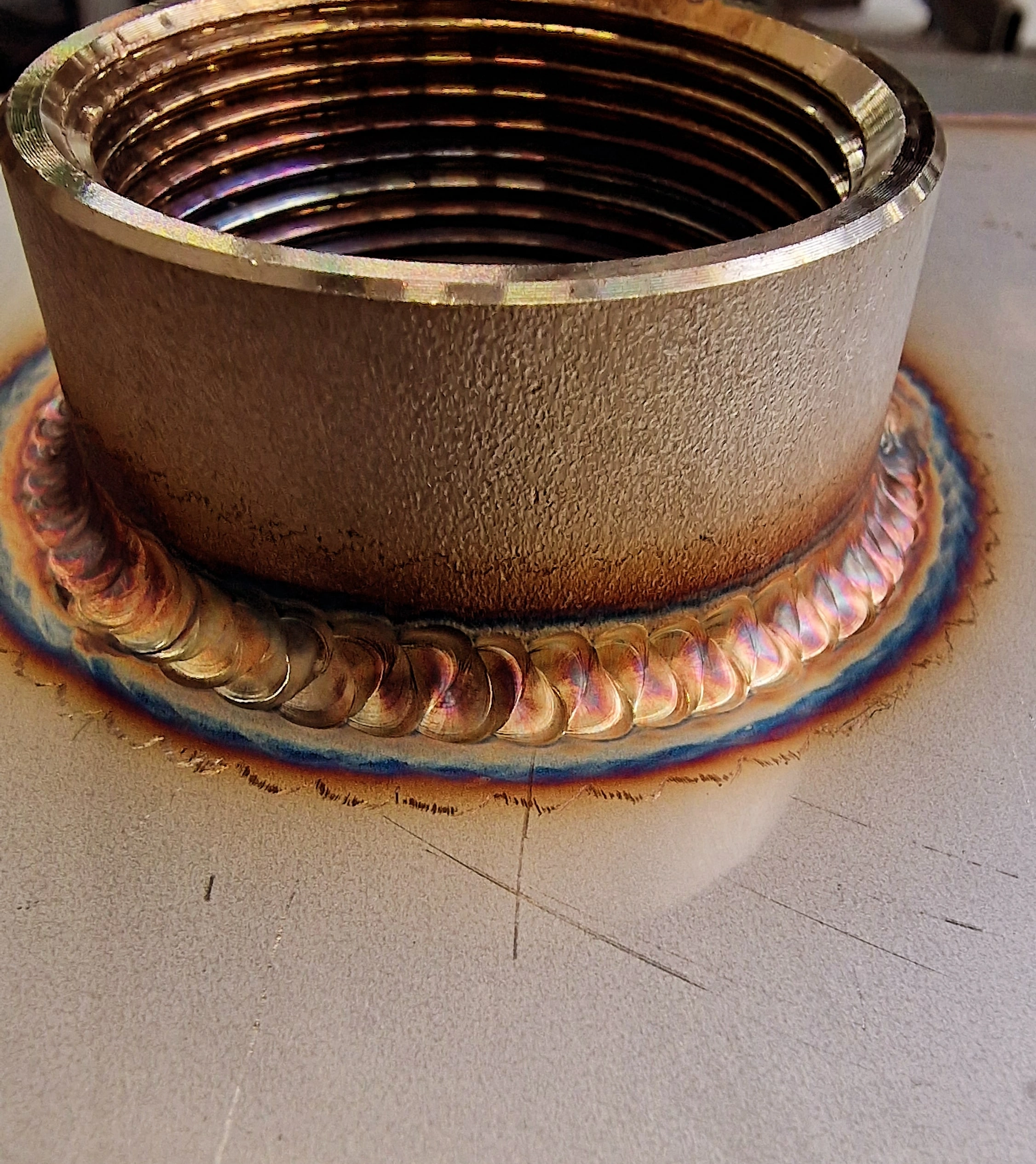 Inox opzetstuk met schroefdraad – precisielas door JVH Welding Inox opzetstuk met schroefdraad, nauwkeurig gelast op een vlak oppervlak door JVH Welding