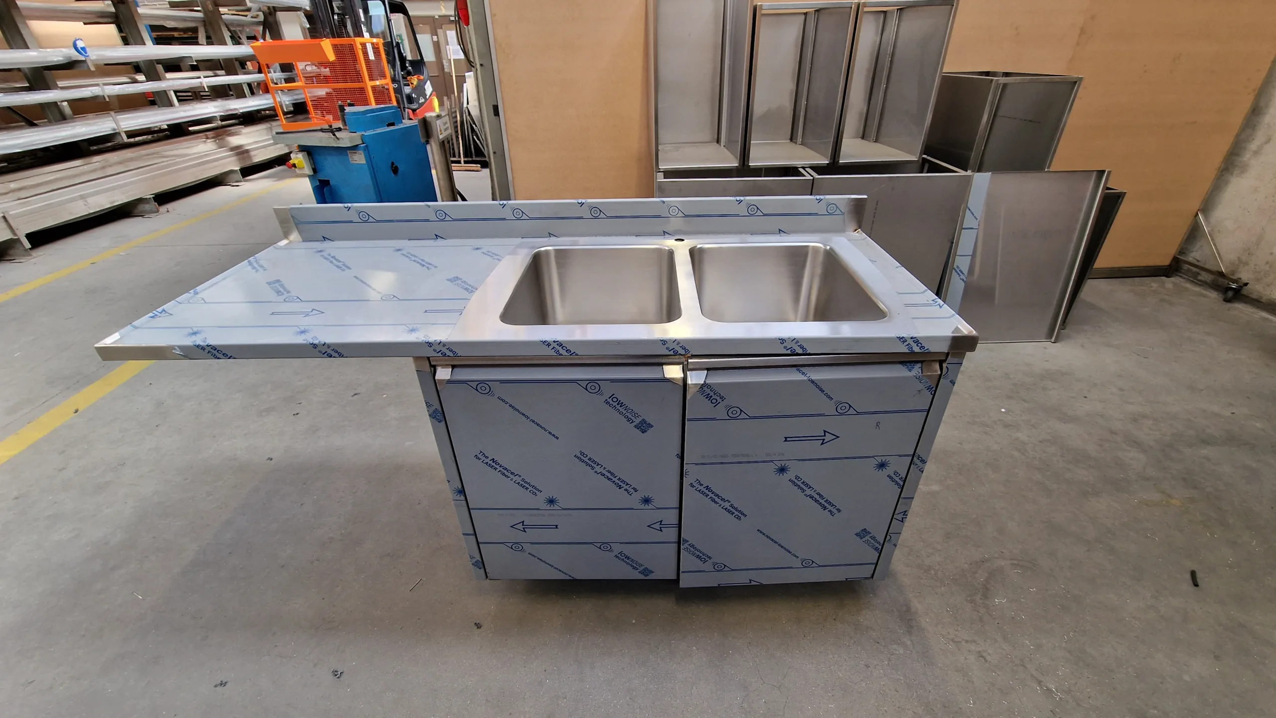 Ingelaste spoelbakken in inox meubel voor horeca Roestvrijstalen horecameubel met ingelaste spoelbakken, op maat gemaakt door JVH Welding