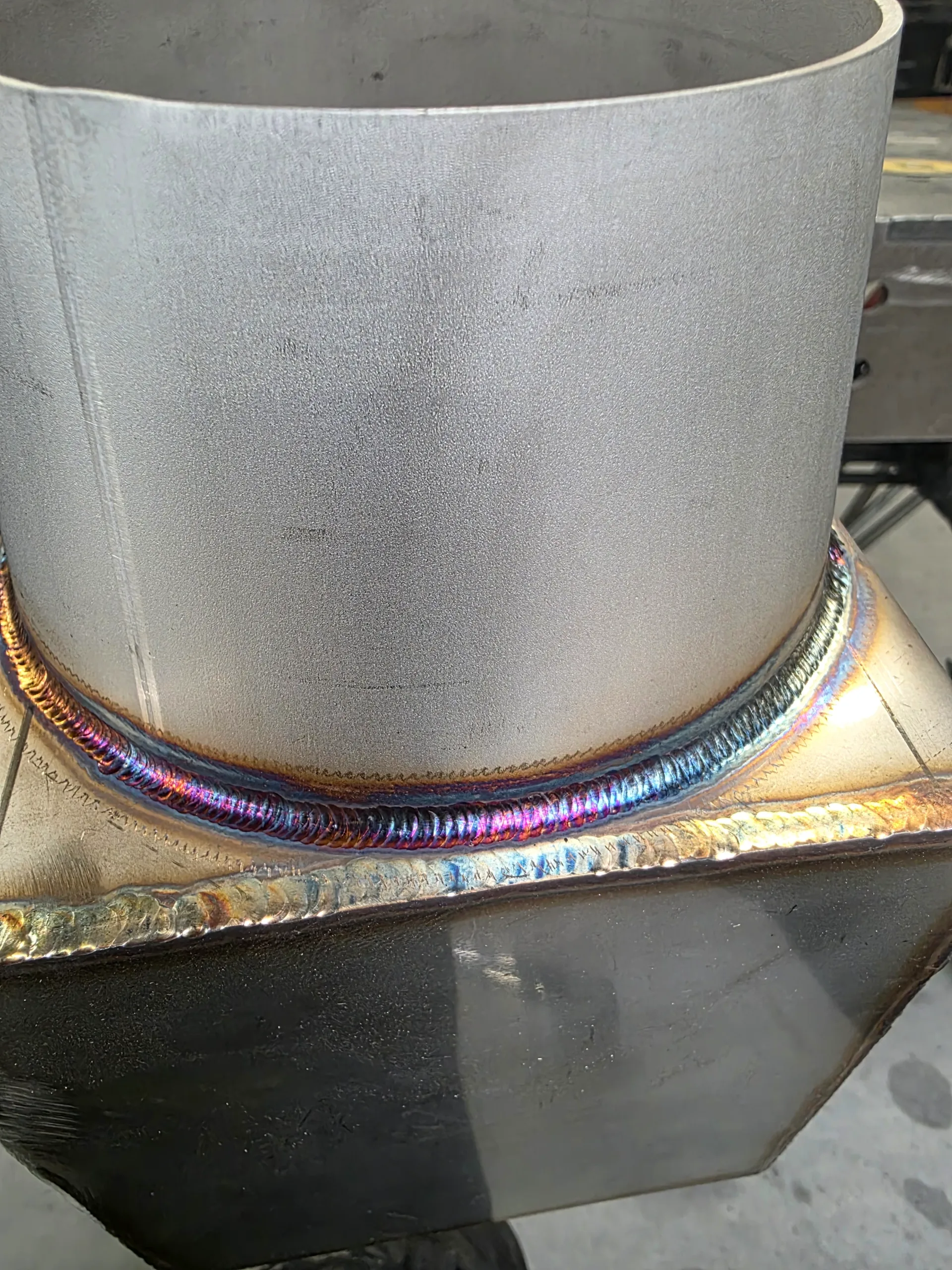 Inox buis gelost op box – maatwerk door JVH Welding Inoxen buis gelost op bestaande box, vakkundig uitgevoerd door JVH Welding