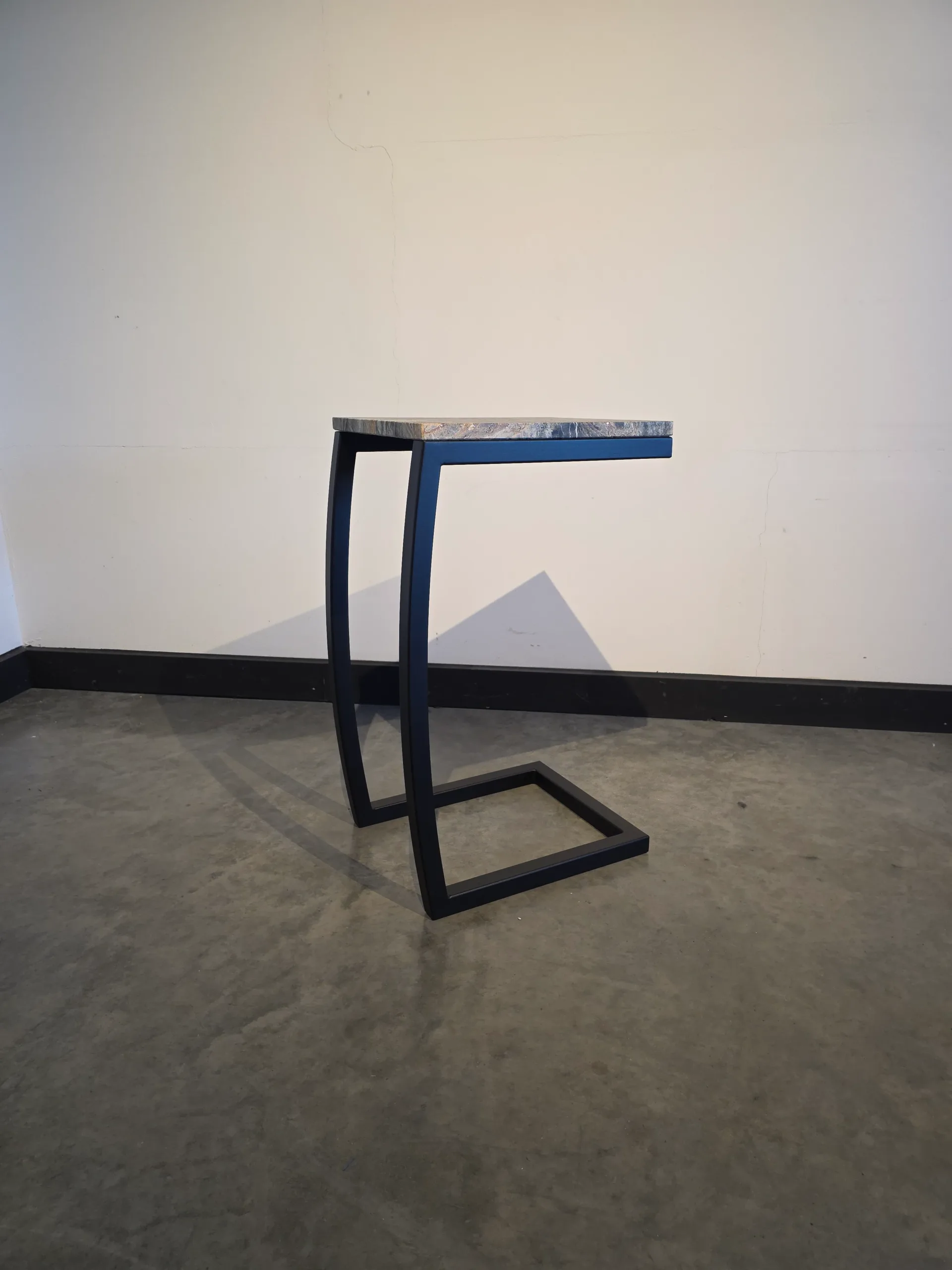 Barstoel met stalen onderstel – functioneel design in samenwerking Stalen stoel