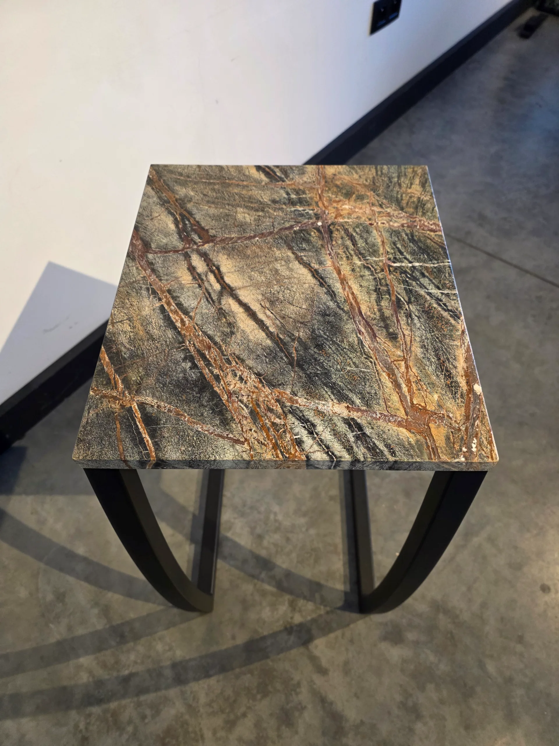 Detail van metalen onderstel – vakmanschap in samenwerking Stalen stoel