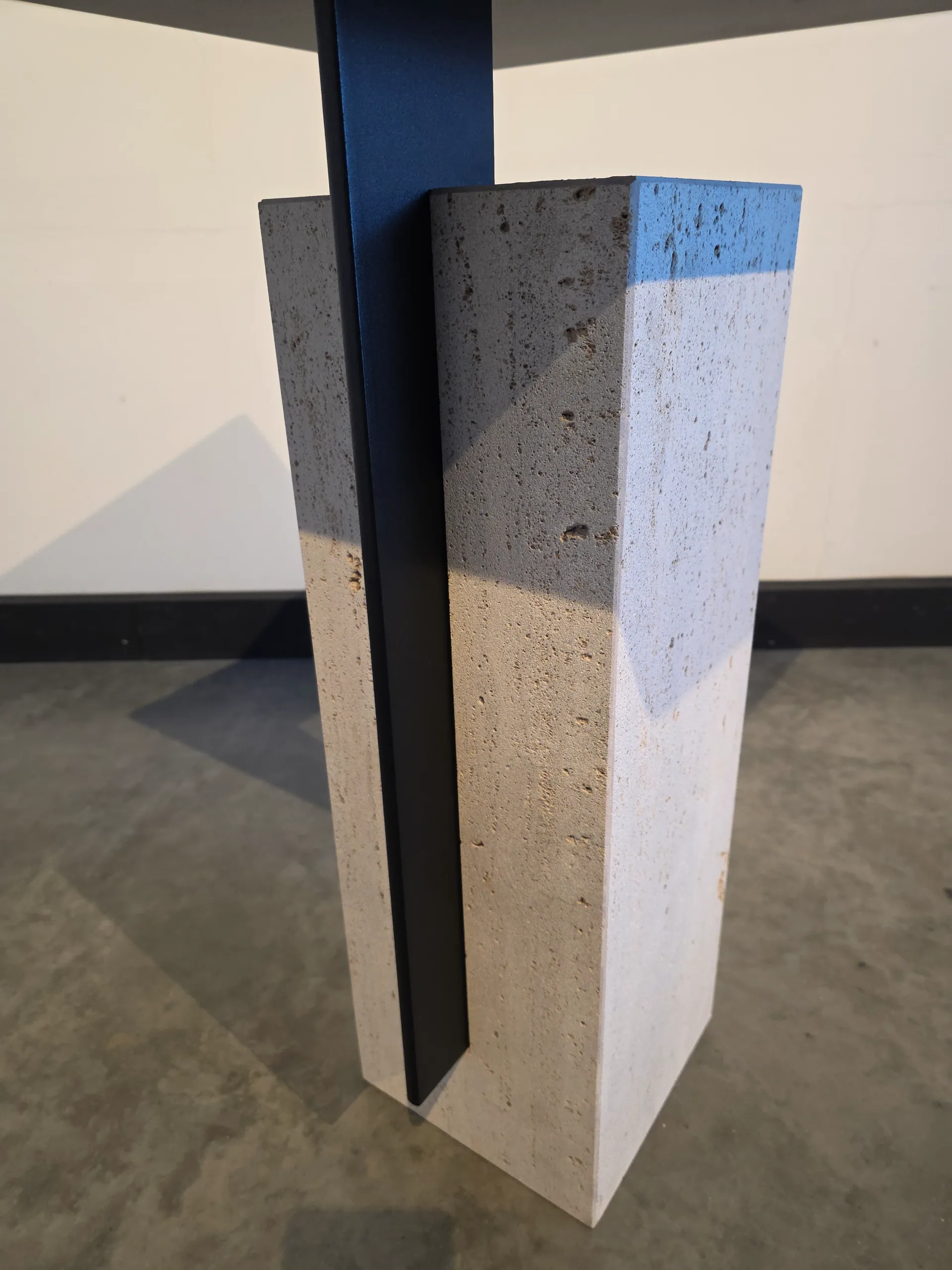 Detail van verzonken metalen blad in betonnen sokkel Modern tafeltje