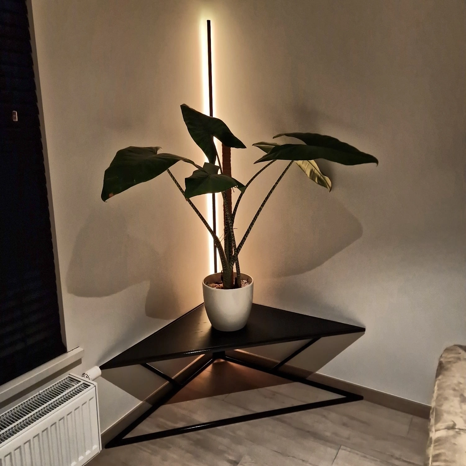 Modern hoektafeltje op maat – strak en functioneel design Op maat gemaakt hoektafeltje met modern design, vervaardigd door JVH Welding