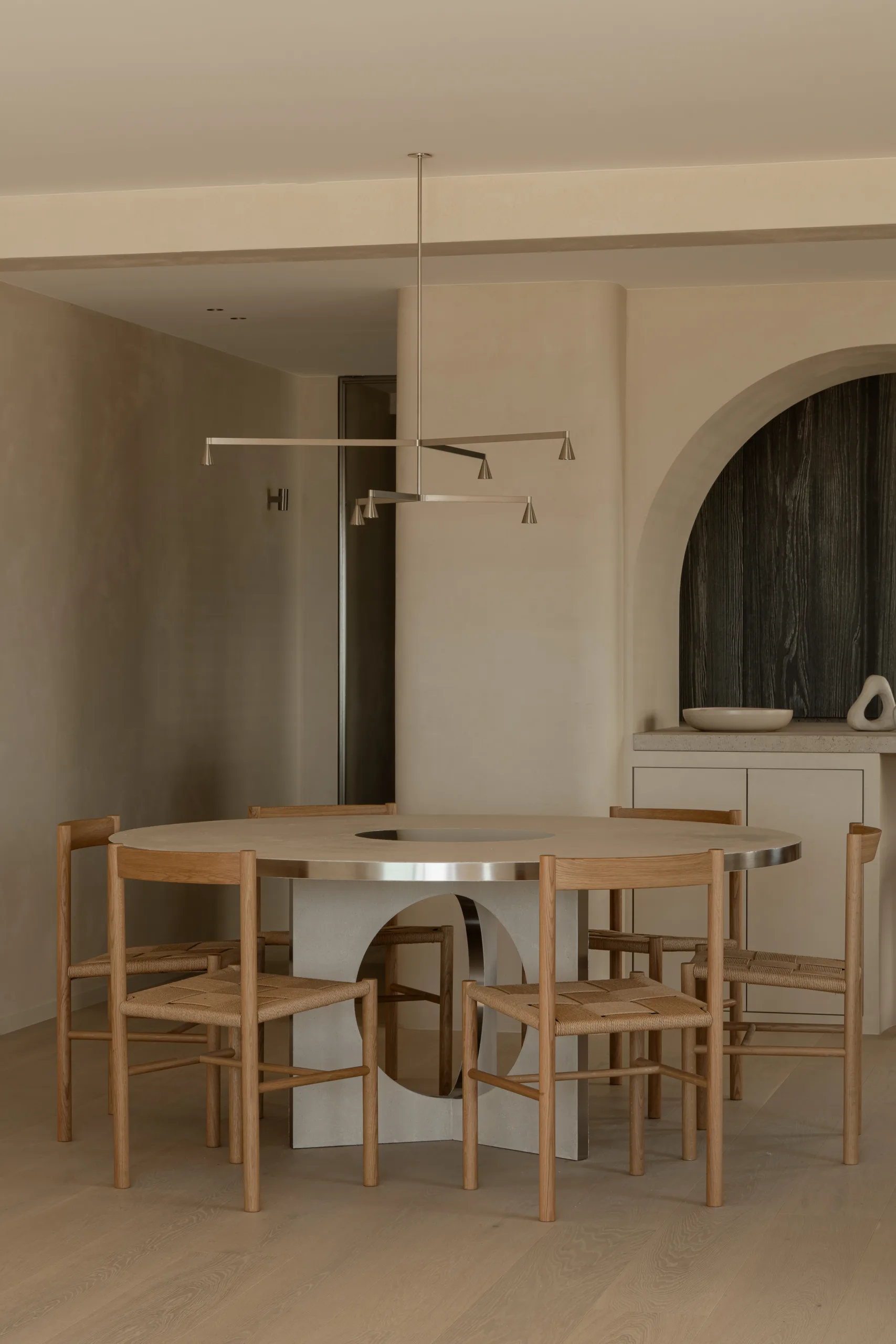 Houten tafel met inox accenten – architecturaal maatwerk Houten tafel met zichtbare inox ribben, ontworpen in samenwerking met architect en gerealiseerd door JVH Welding