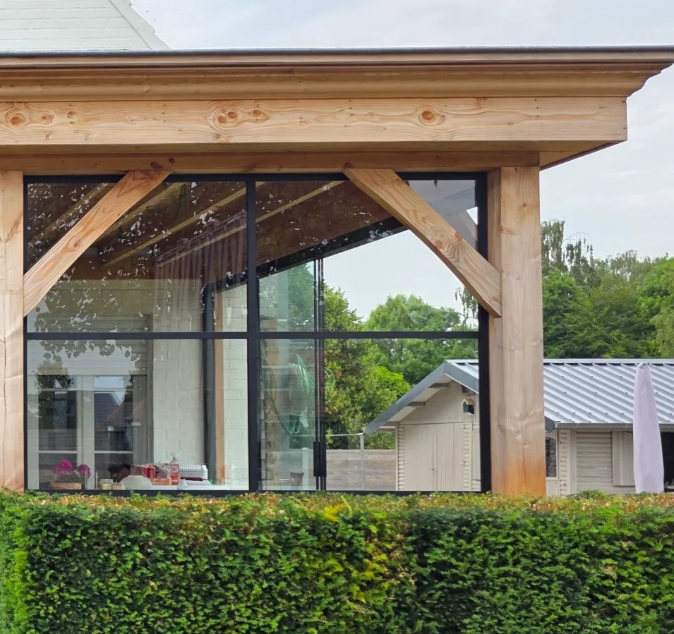Stalen ramen in houten bijgebouw – strak maatwerk door JVH Welding Stalen ramen en deuren op maat