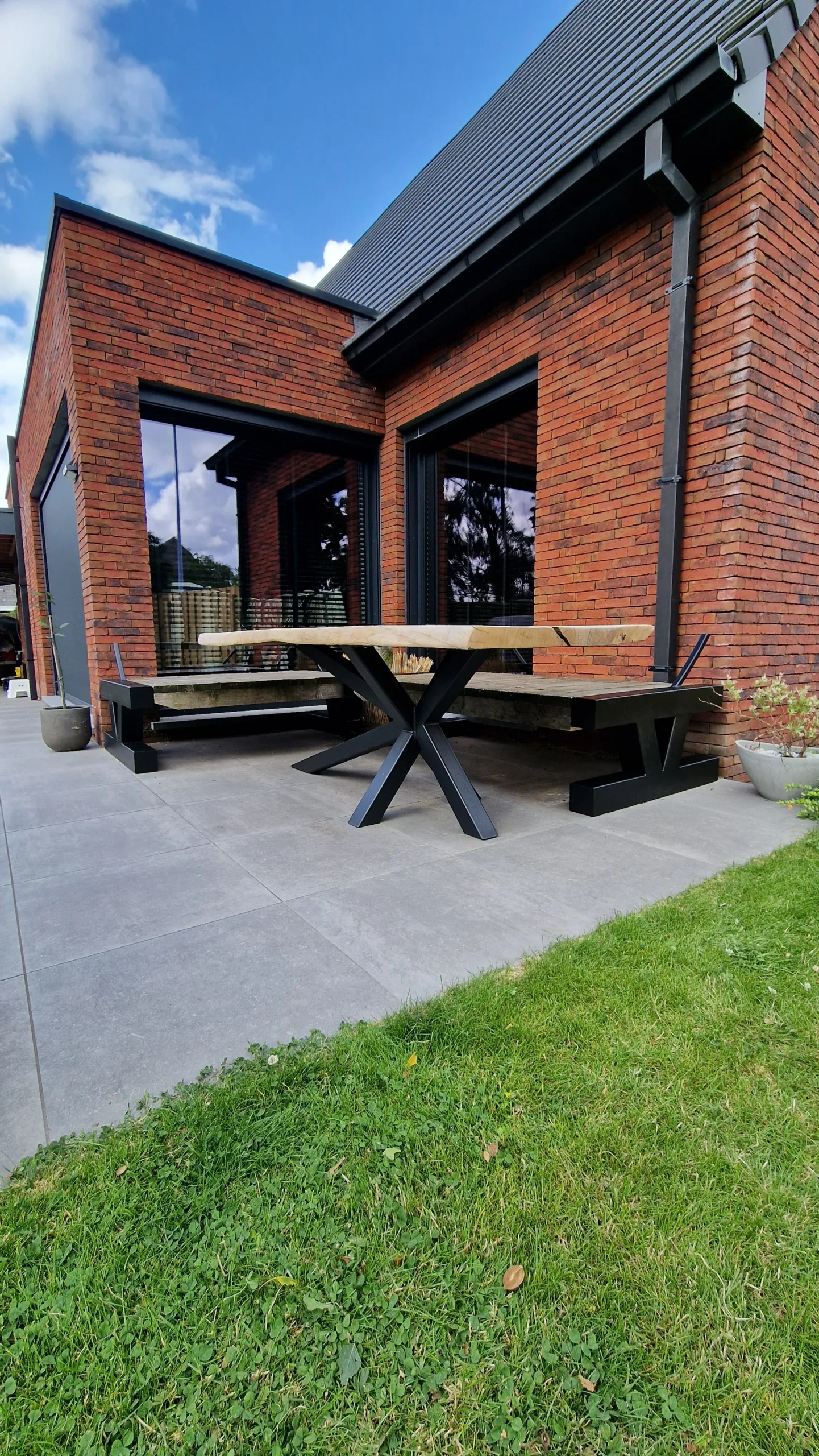 Buitenopstelling met stalen tafelonderstel en robuuste zitbanken Stalen onderstellen