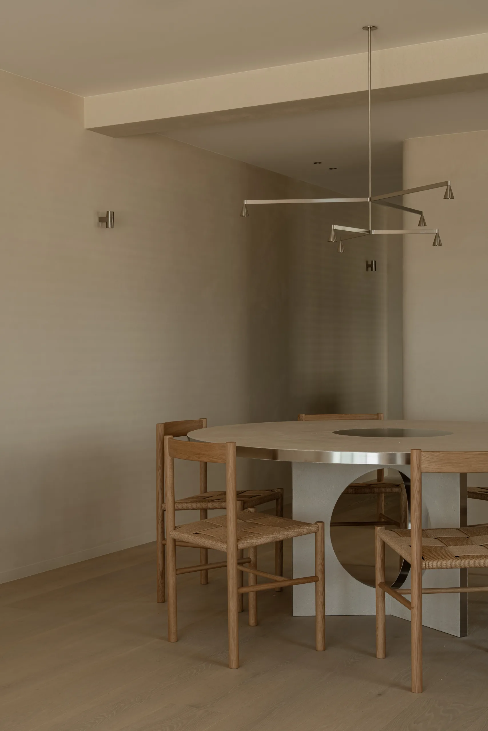 Eigentijdse tafel met inox ribben – vakmanschap en visie Zijaanzicht van houten tafel met inox ribben, maatwerk door JVH Welding in samenwerking met architect