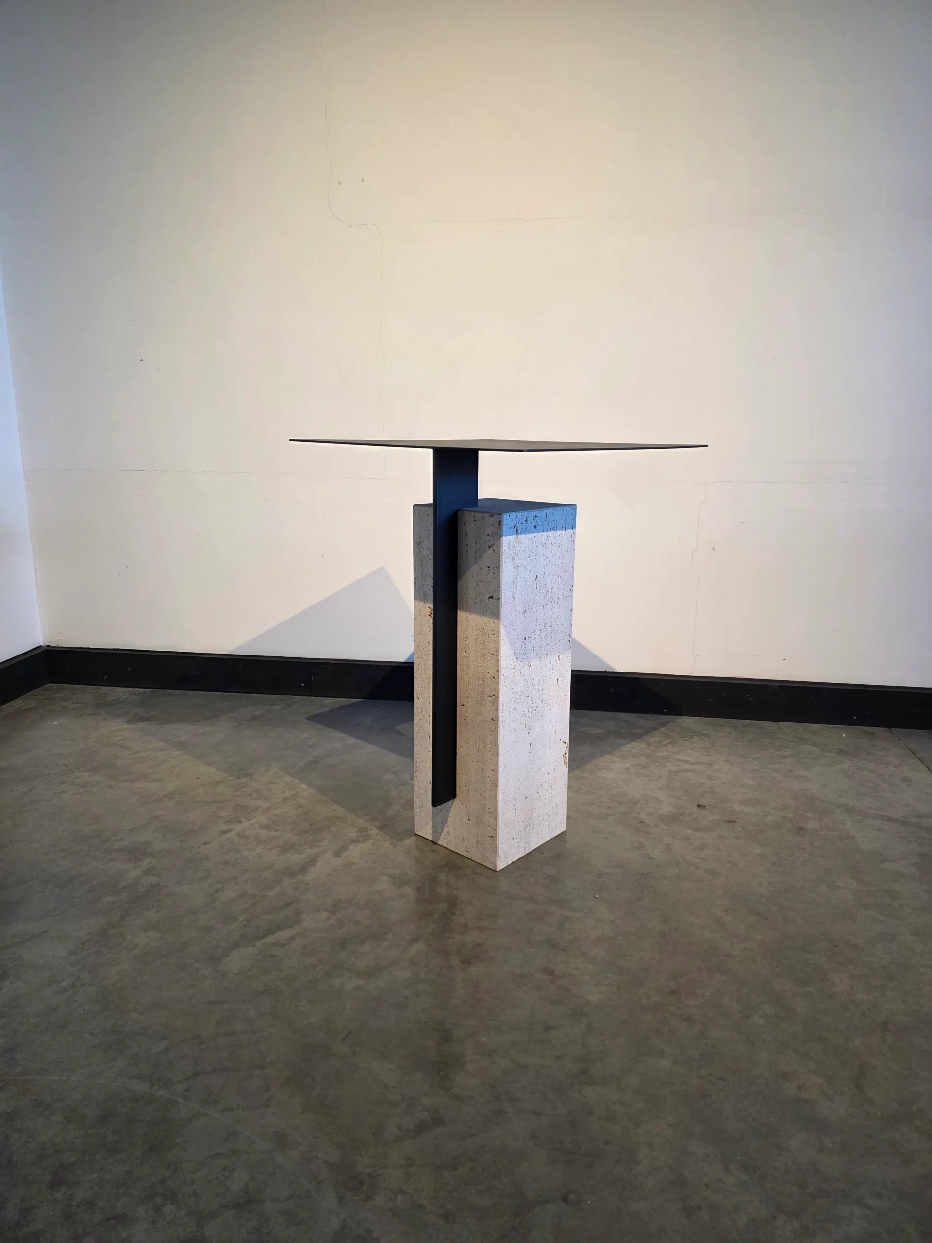 Eigentijds tafeltje met karakter – beton en metaal in balans Stalen ramen en deuren op maat