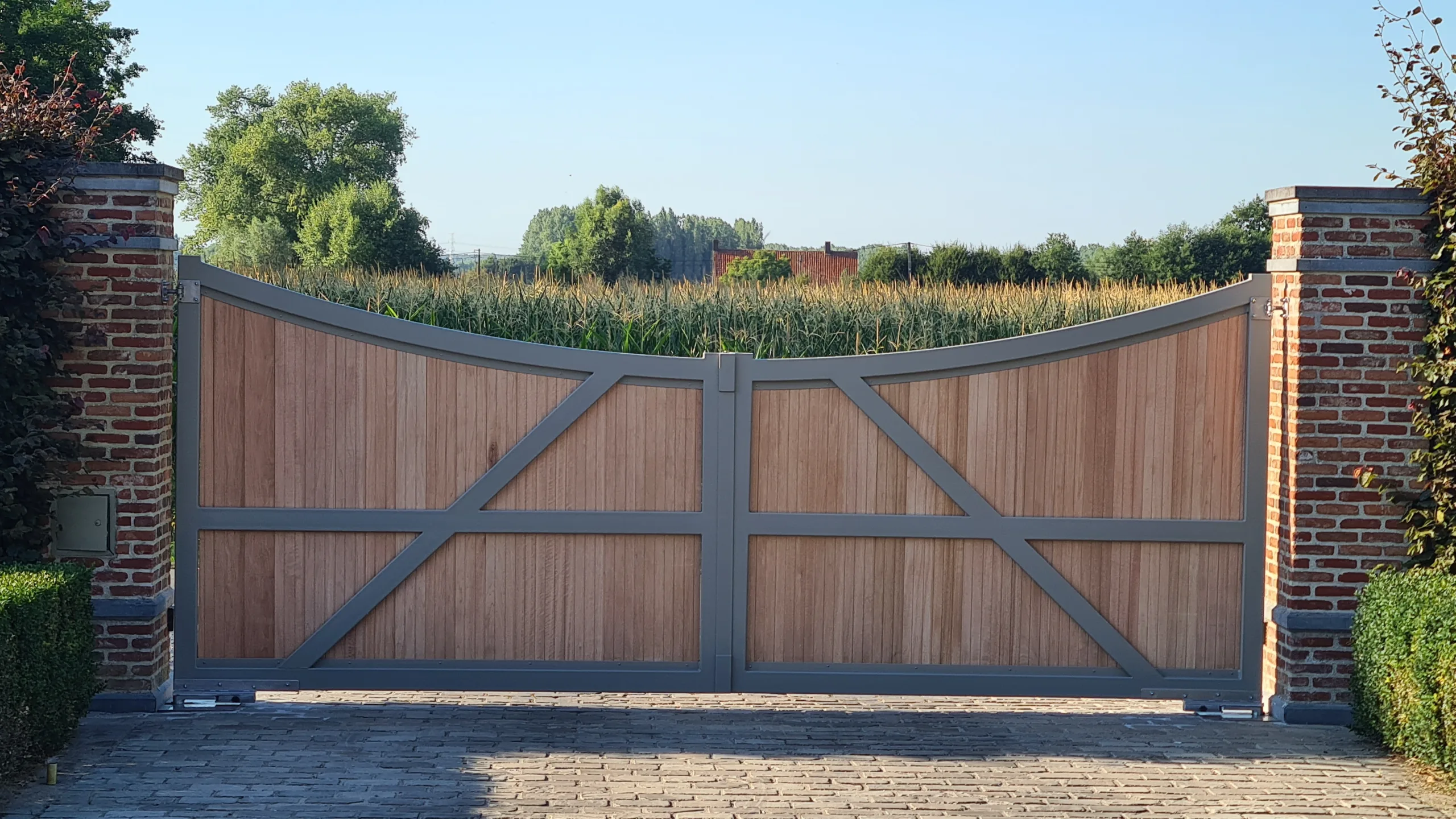 Warme toegangspoort met houten accenten – JVH Welding Toegangspoorten in staal en hout