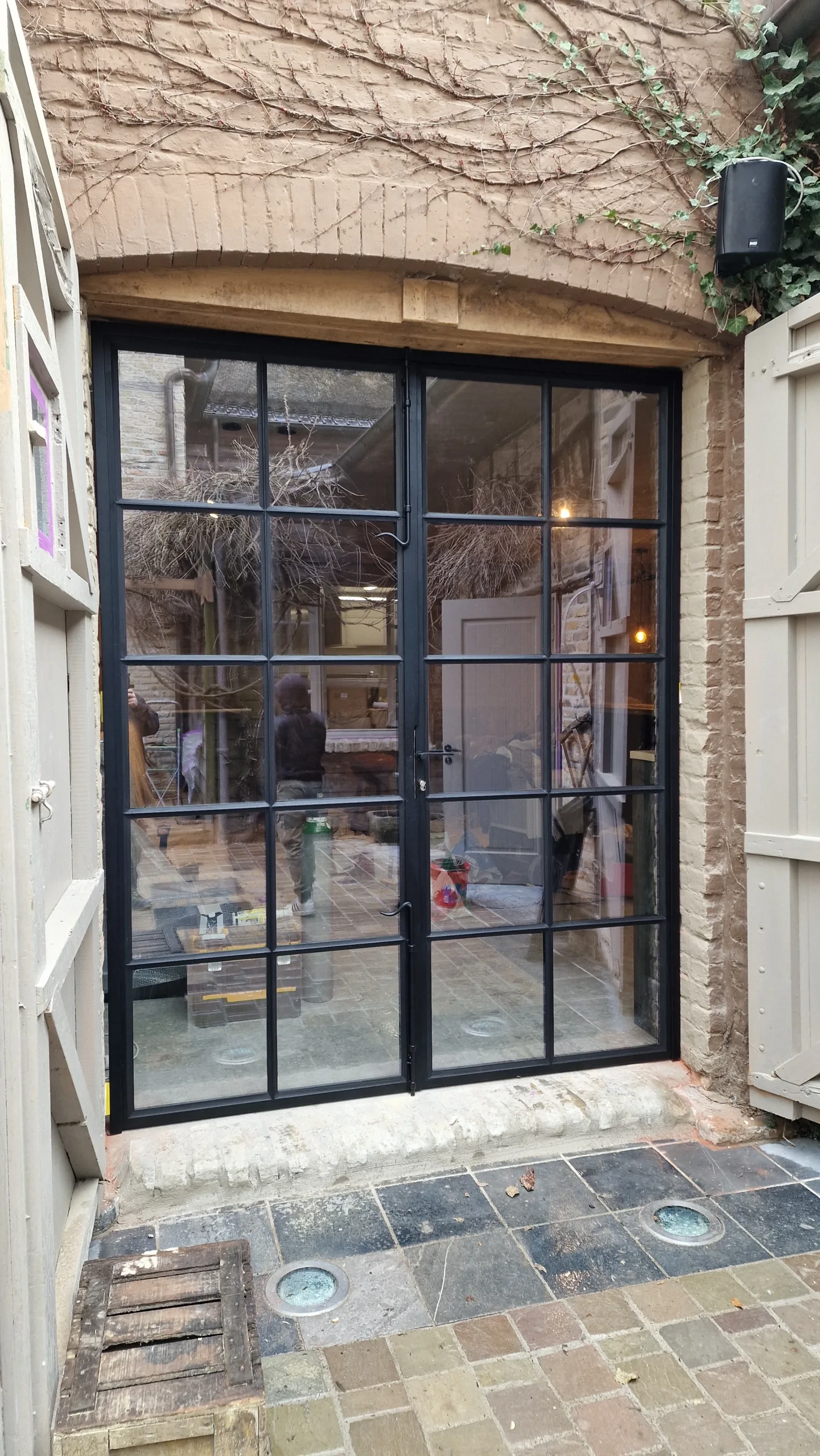 Authentieke dubbele stalen deur met roedeverdeling – JVH Welding Dubbele stalen deur met klassieke roedeverdeling in vierkante vlakken, op maat gemaakt door JVH Welding