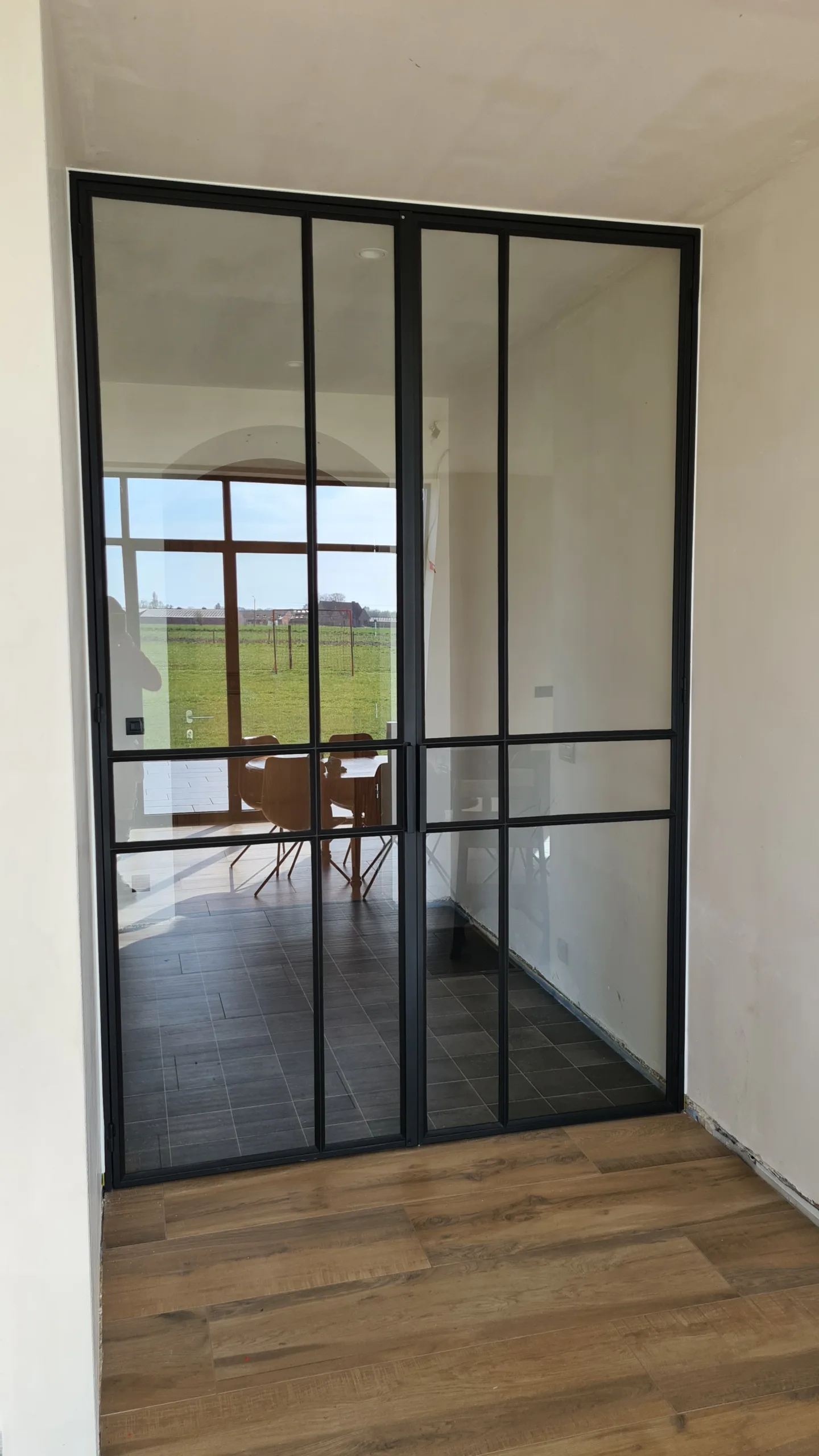 Dubbele stalen deur op maat – vakwerk van JVH Welding Op maat gemaakte dubbele stalen deur met industriële afwerking, vervaardigd door JVH Welding