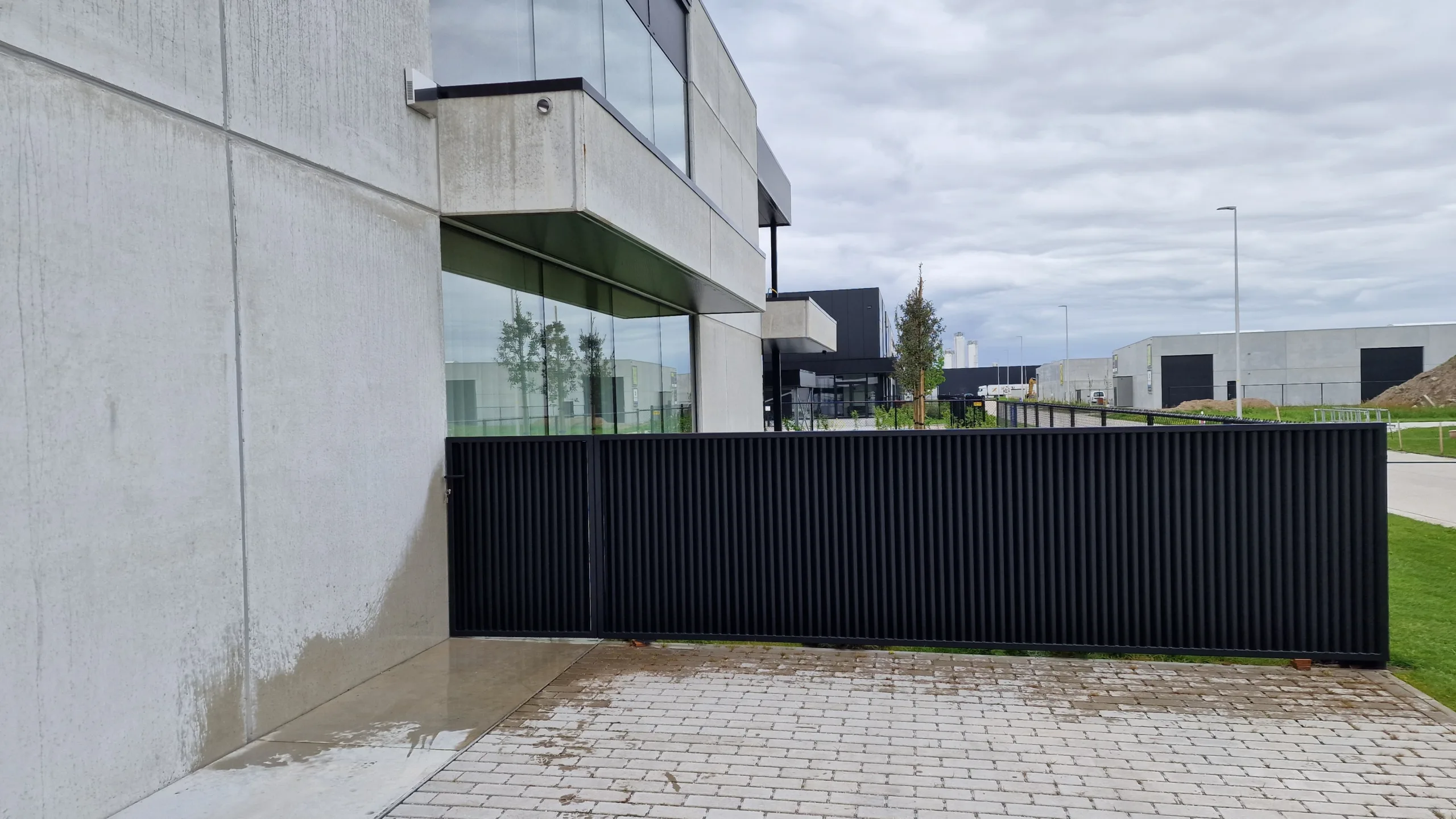 Zwarte stalen tuinpoort met lage afsluiting, ontworpen voor dagelijks gebruik en langdurige kwaliteit