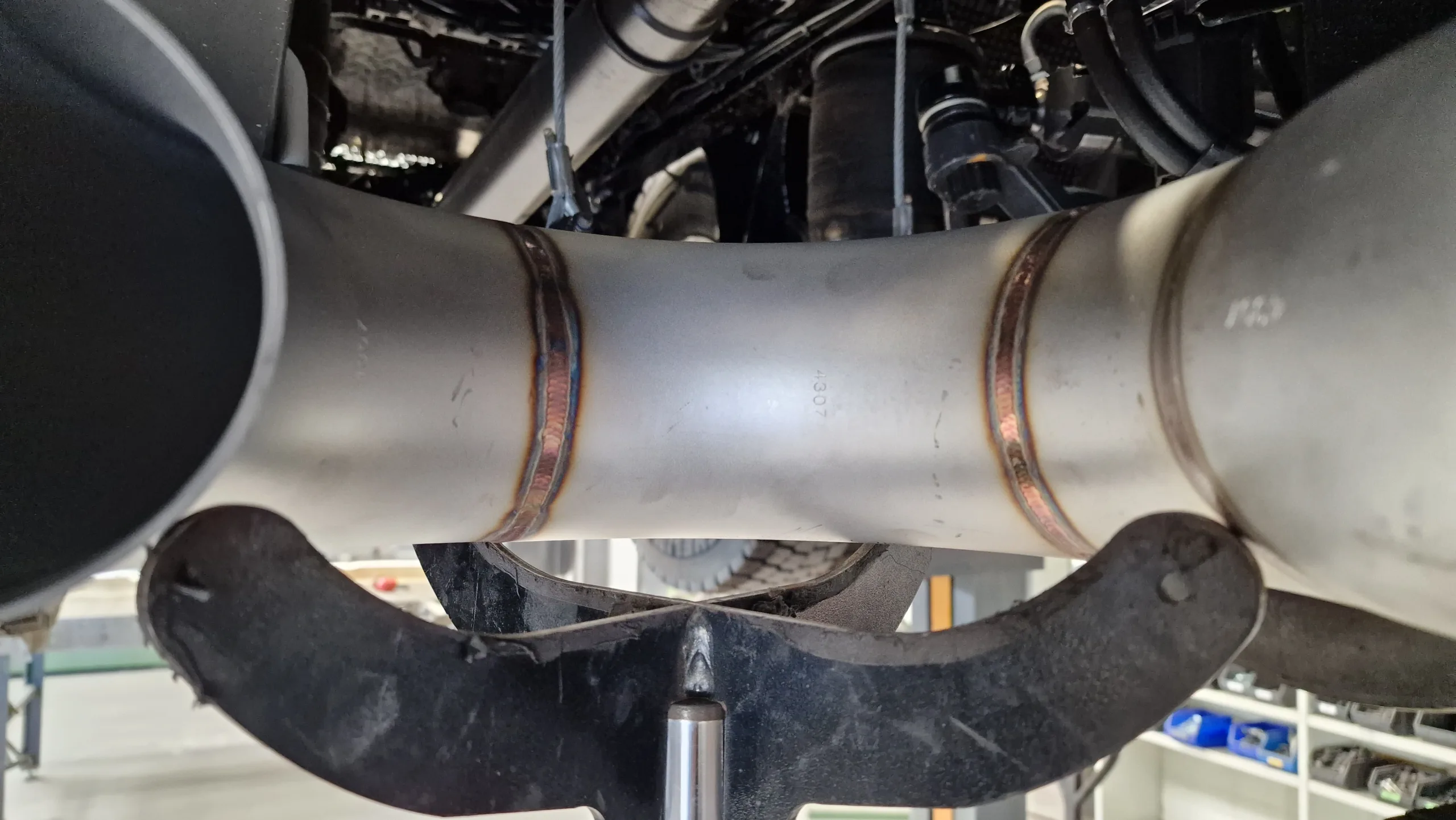 Lassen van inox uitlaat voor vrachtwagen – JVH Welding Inoxen uitlaat voor vrachtwagen in aanbouw, vakkundig gelast door JVH Welding