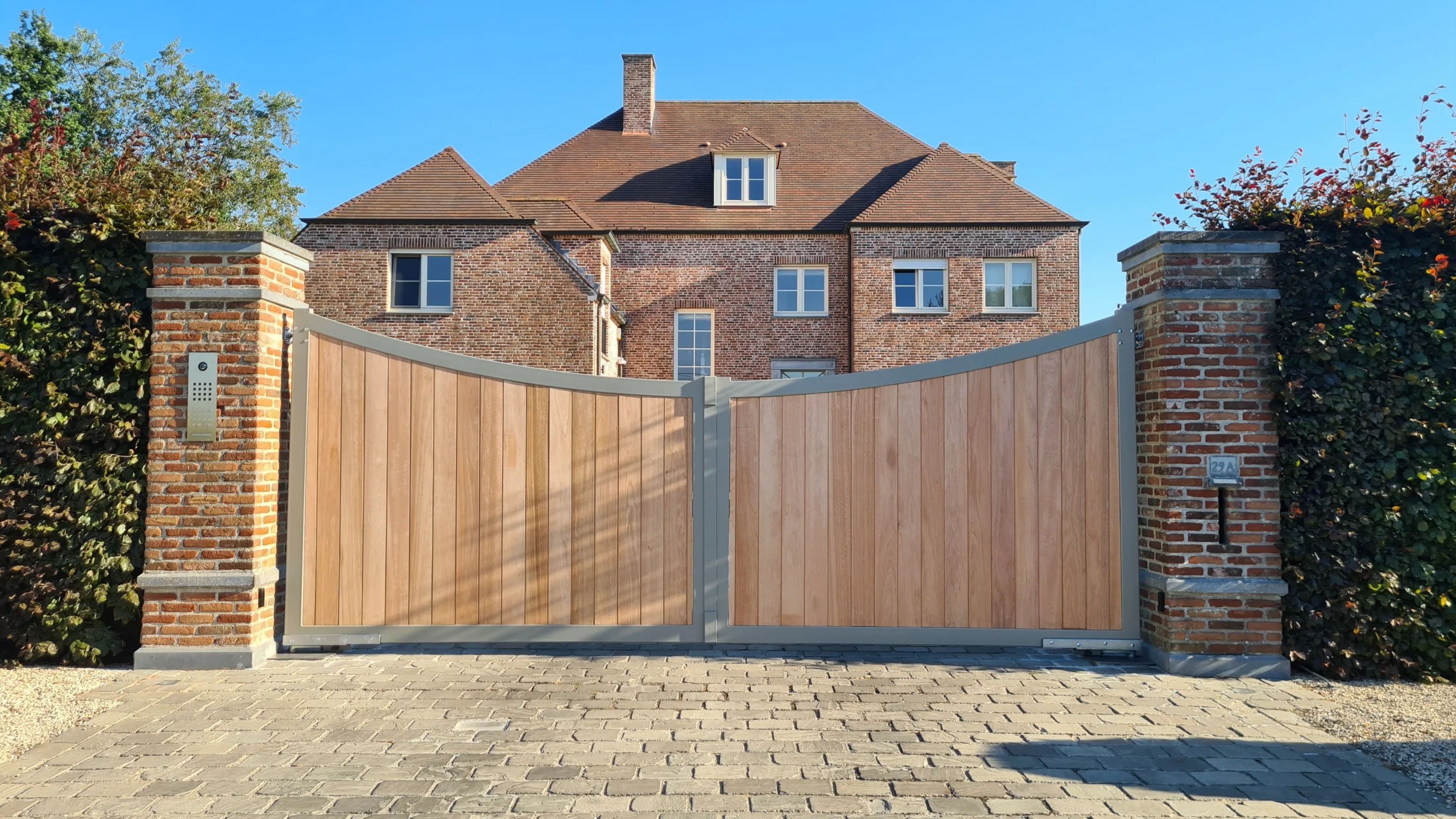 Toegangspoort aan oprit, strak ontwerp in staal met houten afwerking