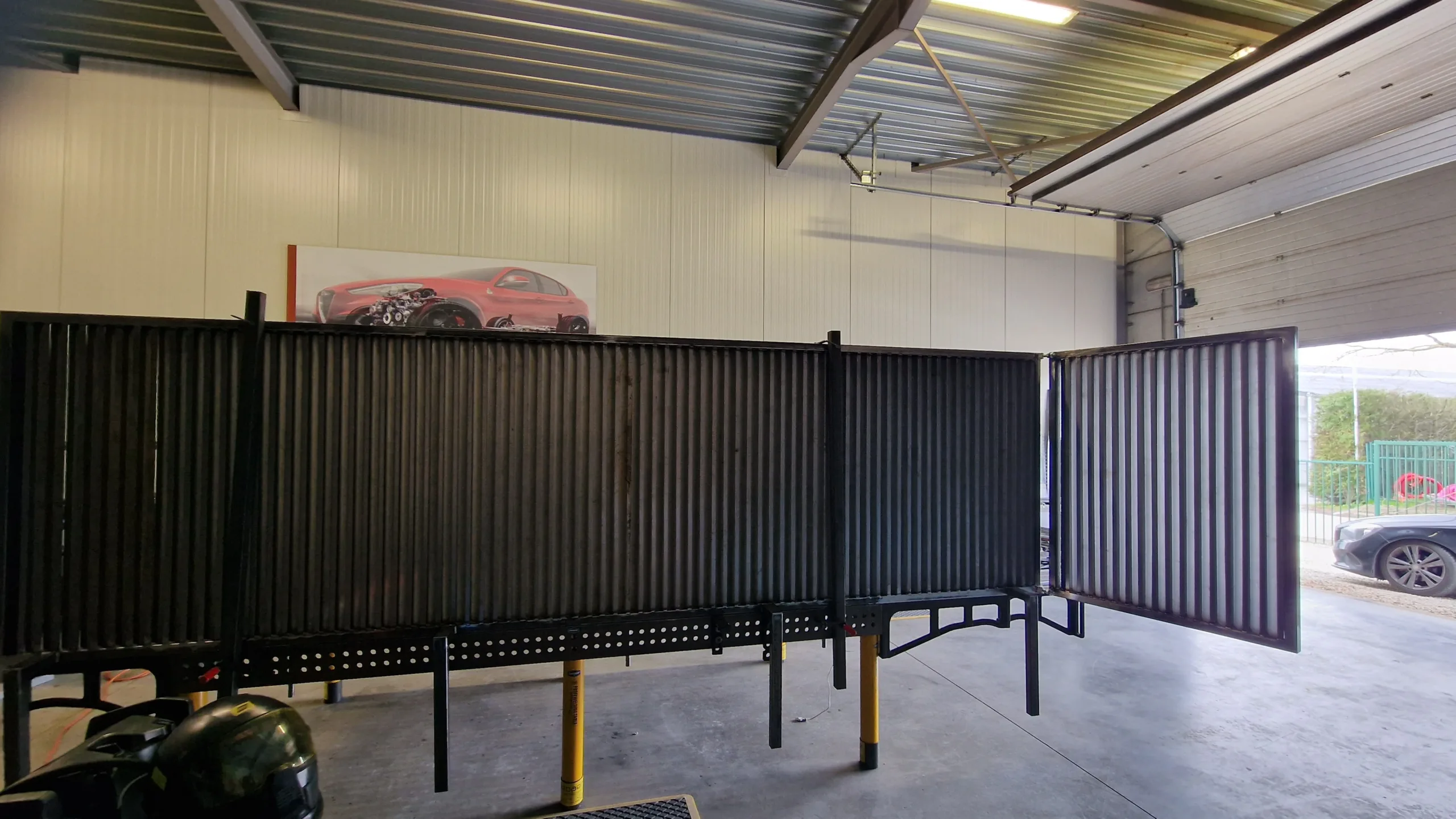 Stalen afsluiting met geïntegreerd toegangspoortje – JVH Welding Constructielaswerk