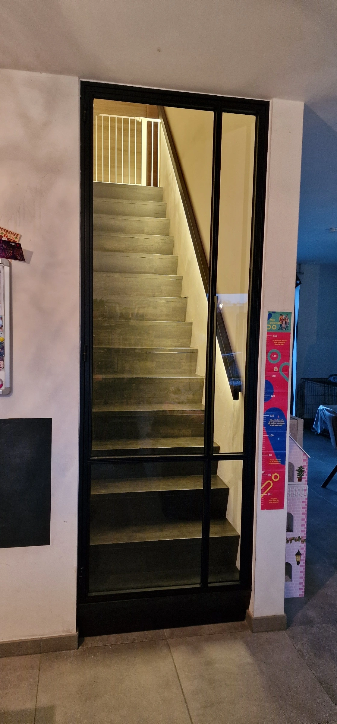 Zwart gepoederlakte stalen deur – slim maatwerk van JVH Welding Zwarte stalen deur op maat, perfect ingewerkt als afsluiting naar de trapruimte, gemaakt door JVH Welding