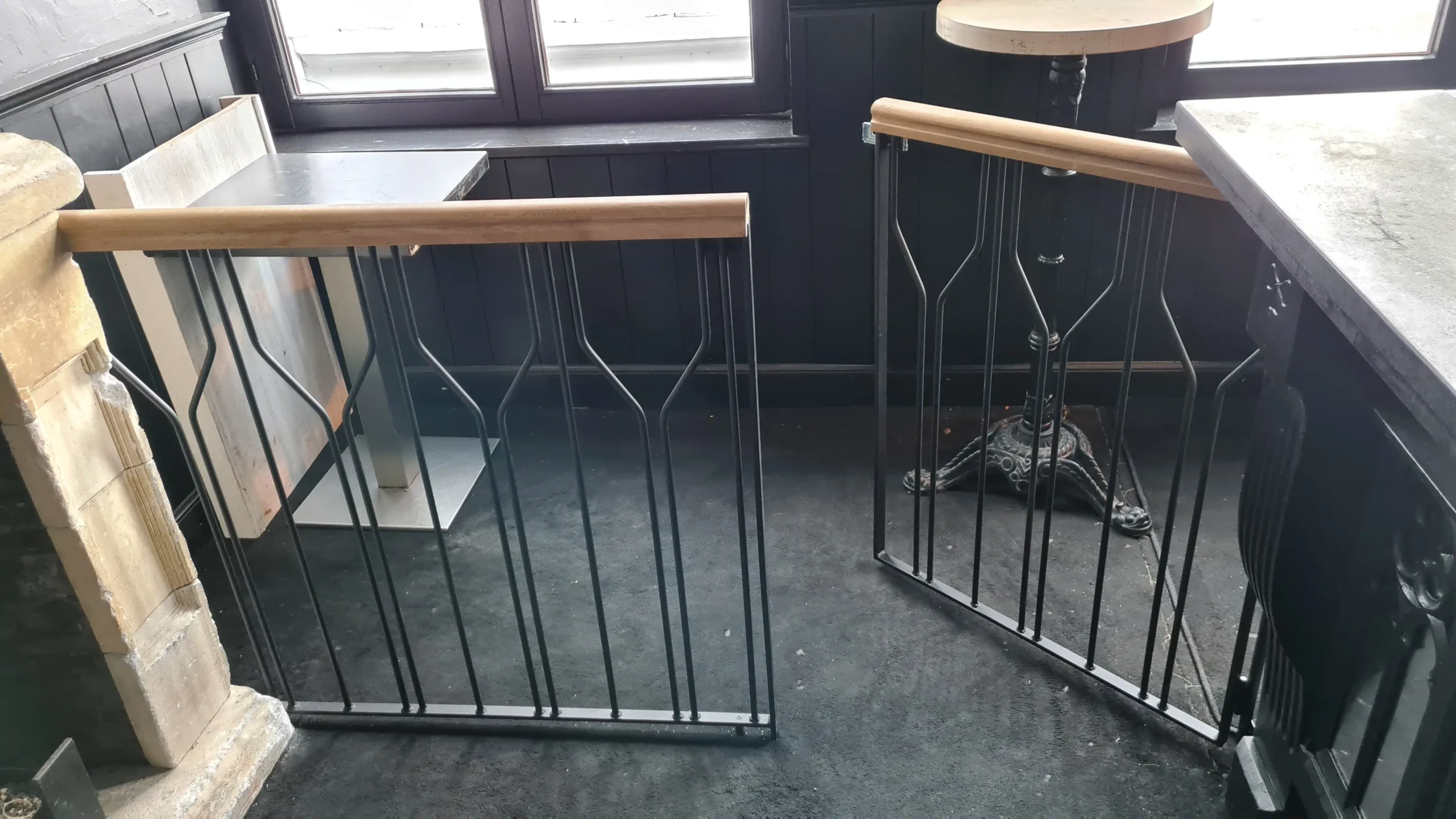 Authentiek stalen toegangspoortje met houten afwerking – JVH Welding Binnenpoortje uit staal met bovenafwerking in hout, ambachtelijk vervaardigd door JVH Welding