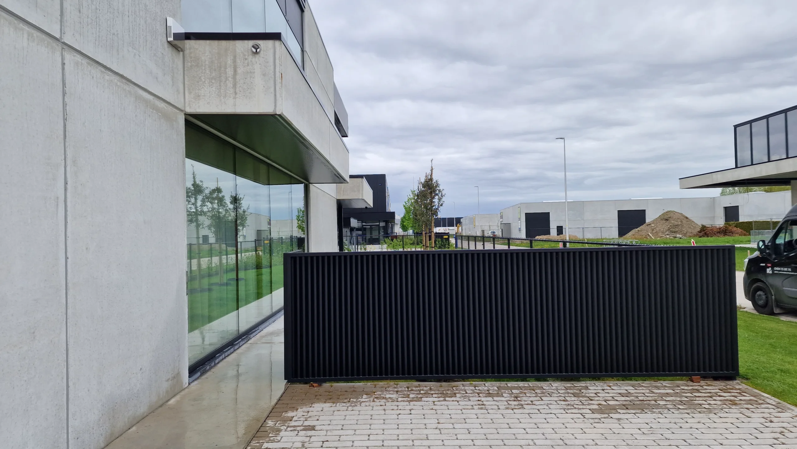 Stalen afsluiting met toegangspoortje