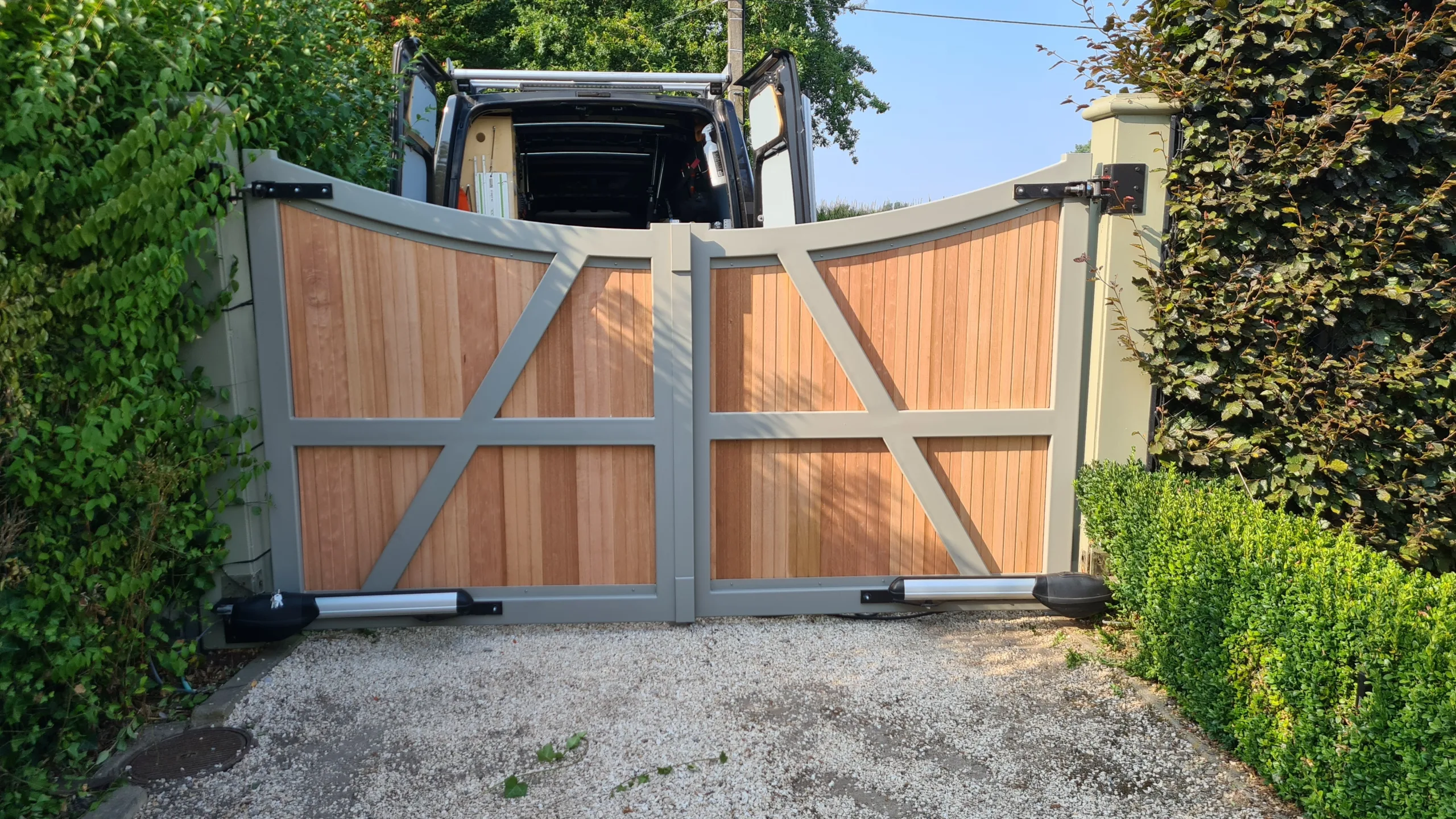 Functionele toegangspoort met natuurlijke uitstraling – JVH Welding Poorten in staal en hout