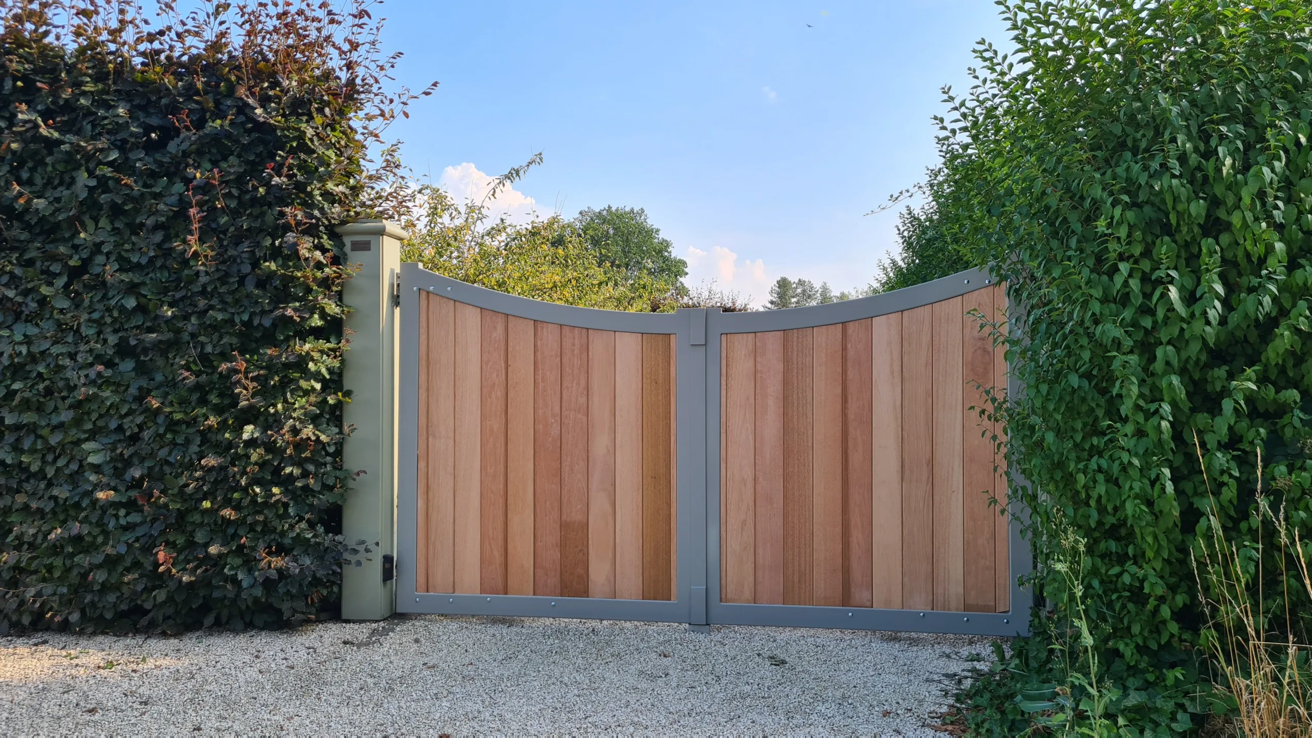 Toegangspoort in staal en hout, geïntegreerd in tuinomgeving – JVH Welding Toegangspoorten in staal en hout