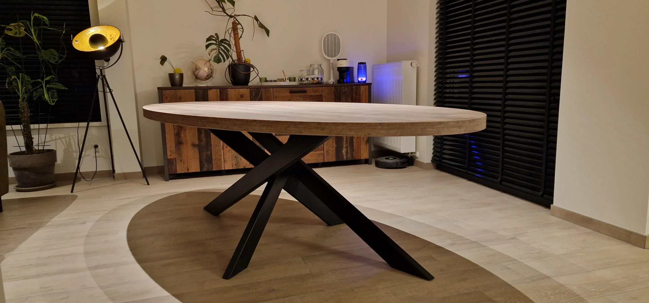 Ovale eettafel met zwarte stalen kruispoten Stalen ramen en deuren op maat