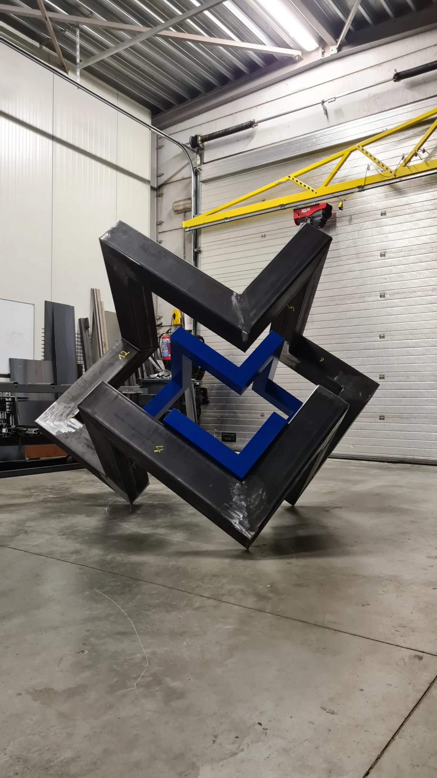 Stalen kunstwerk uit vierkante kokers – geometrisch en krachtig Kunstwerk in staal, opgebouwd uit vierkante kokers – realisatie door JVH Welding