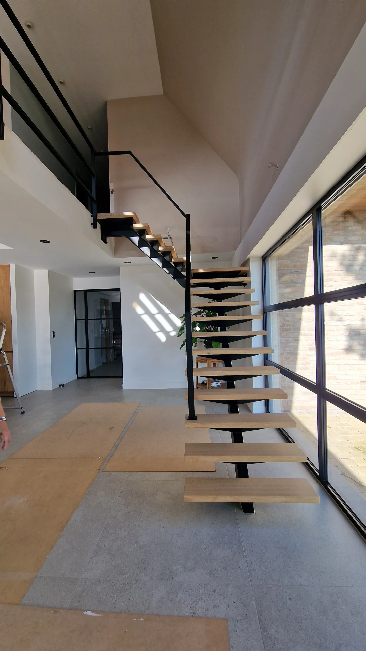 Zwarte stalen trap met centrale trapboom Metalen trapleuning