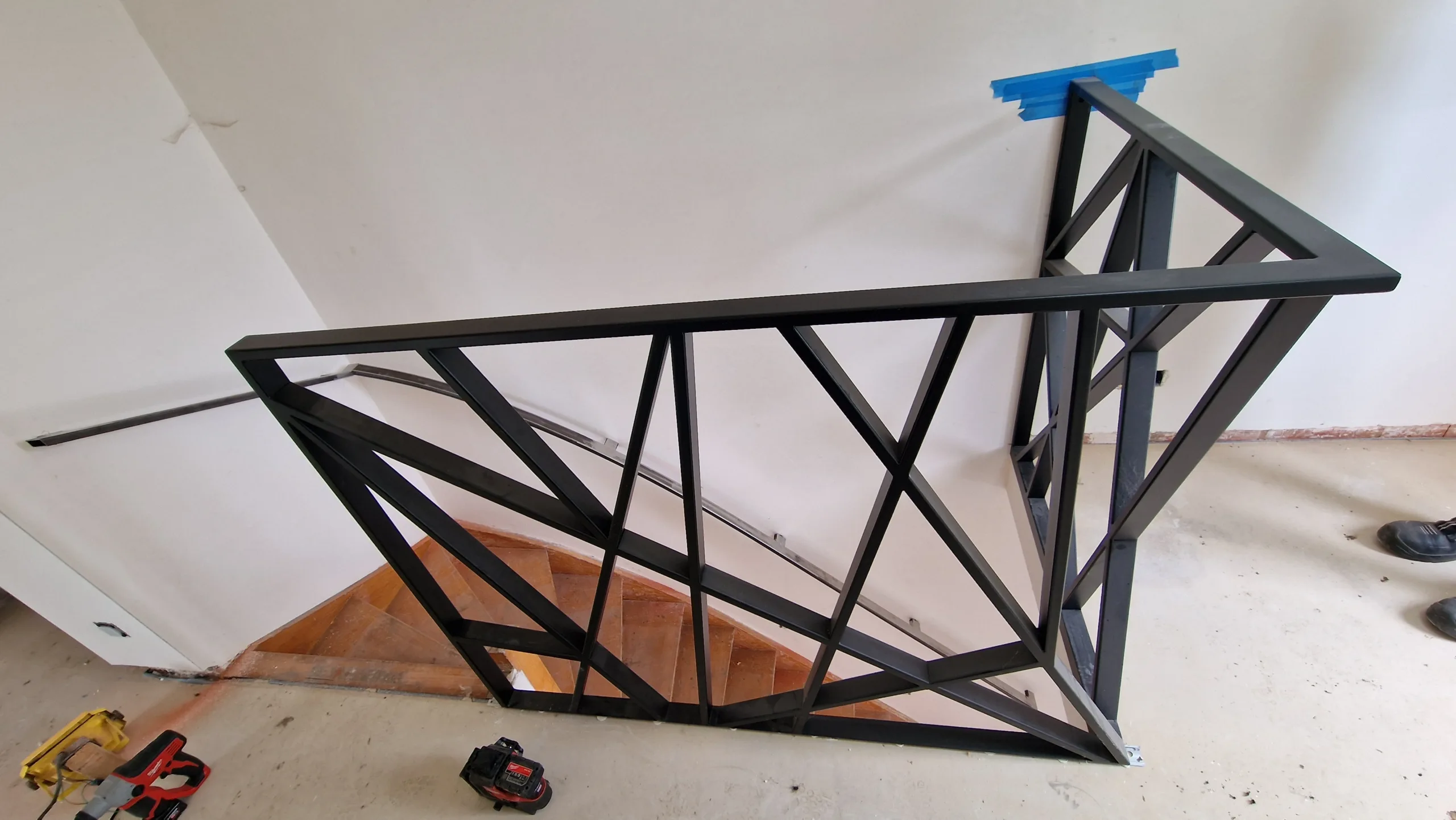 Stalen balustrade als contrast bij trapafwerking Trapleuning in staal