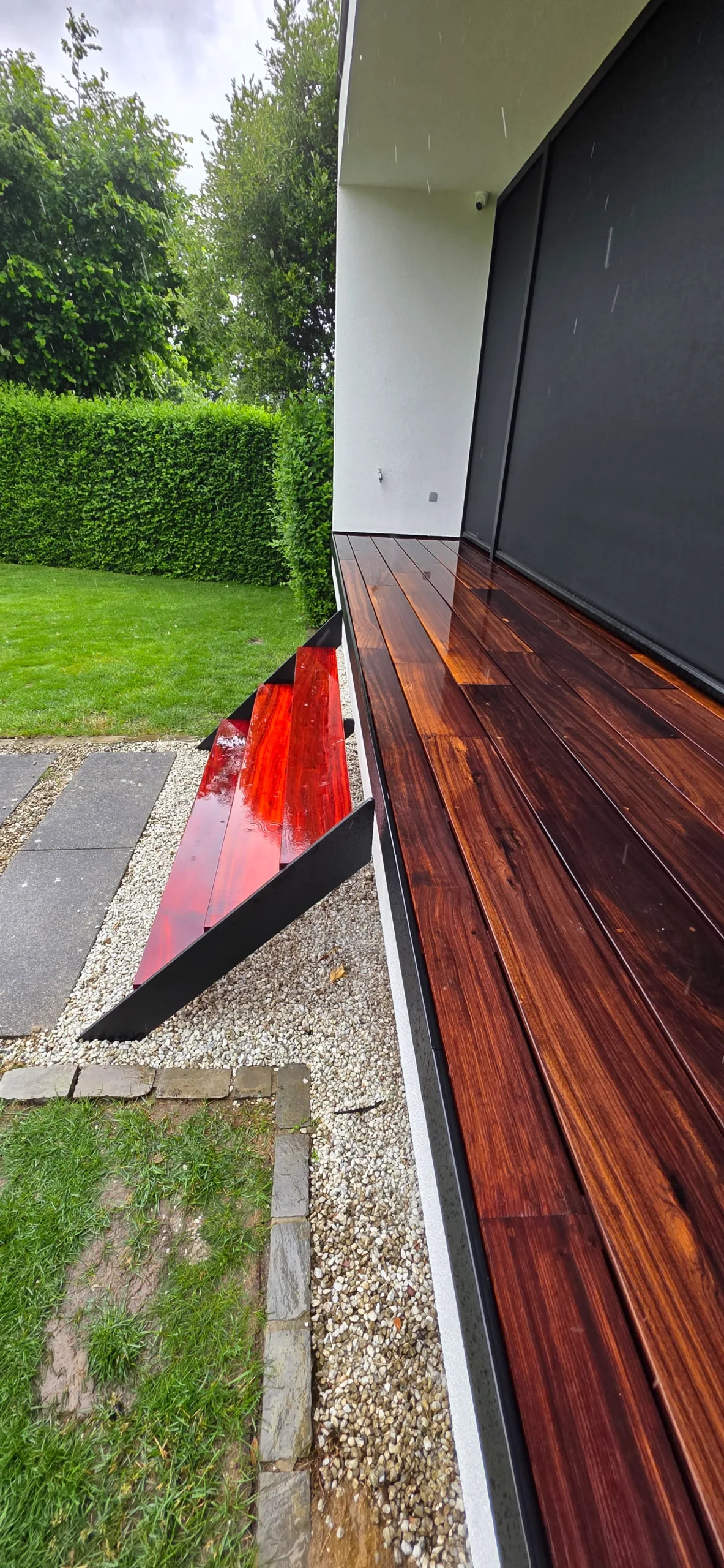 Volledige trapconstructie in staal en hout – maatwerk voor buiten Stevig trapje