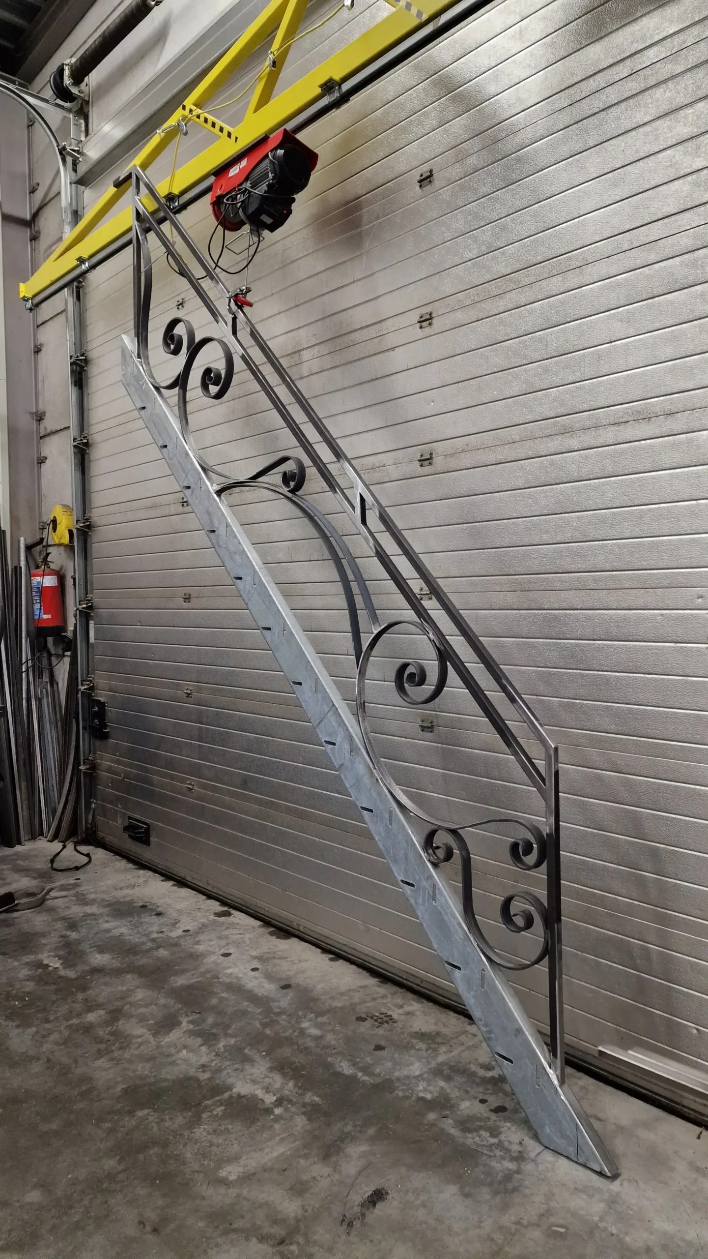 Trapleuning met sierkrullen – nostalgie in staal door JVH Welding Stalen trapleuning met sierlijke krullen, ambachtelijk afgewerkt in nostalgische stijl door JVH Welding