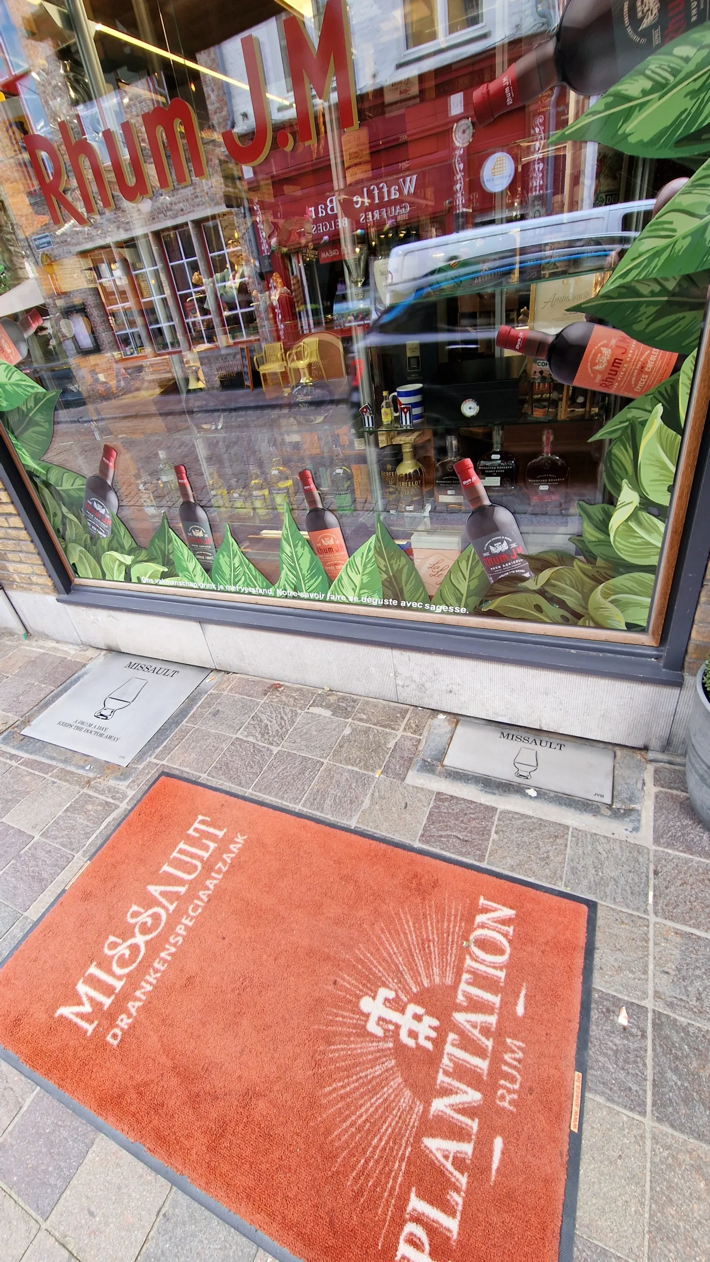 Twee inox afdekplaten met uitgesneden tekst en afbeeldingen Inox afdekplaten