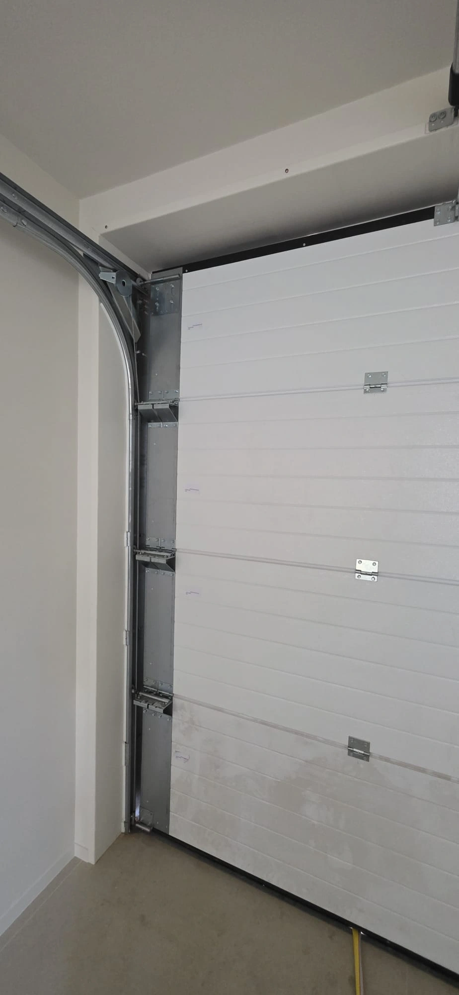 Stalen afwerking rond garagepoort op maat