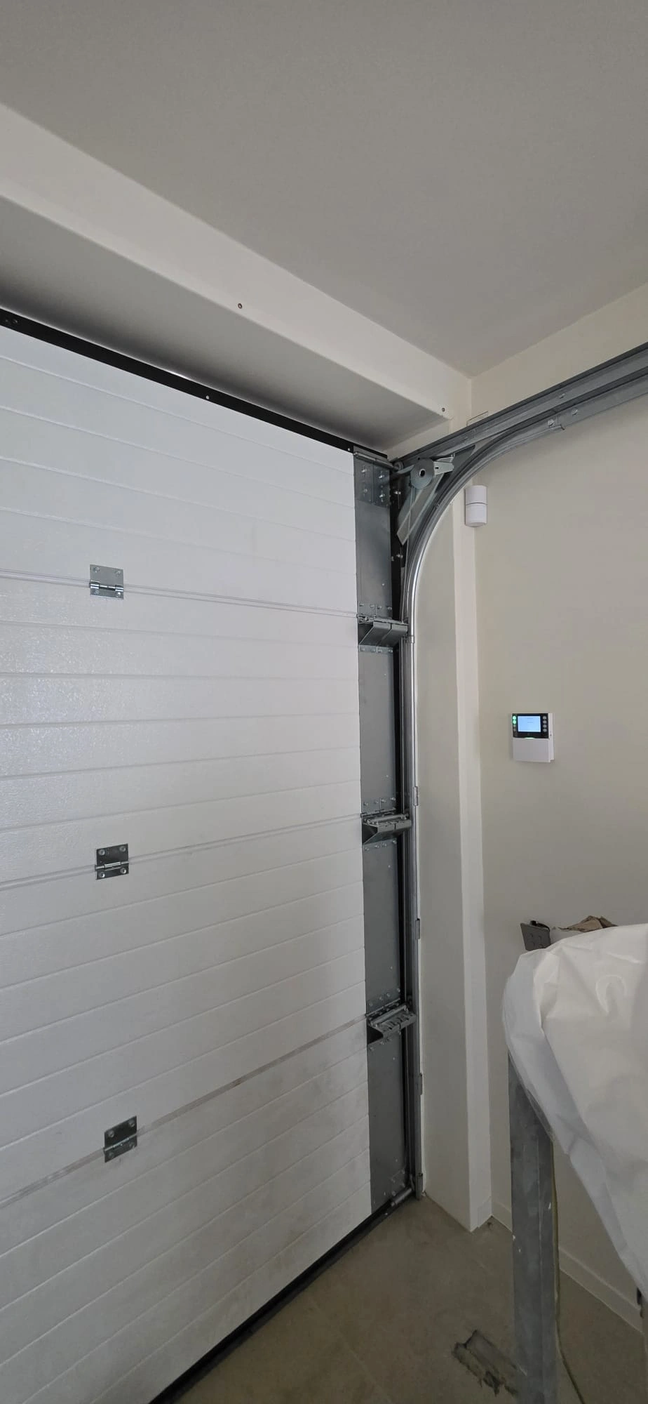 Zijaanzicht van op maat gemaakte metalen bekleding rond een garagepoort, vervaardigd door JVH Welding.