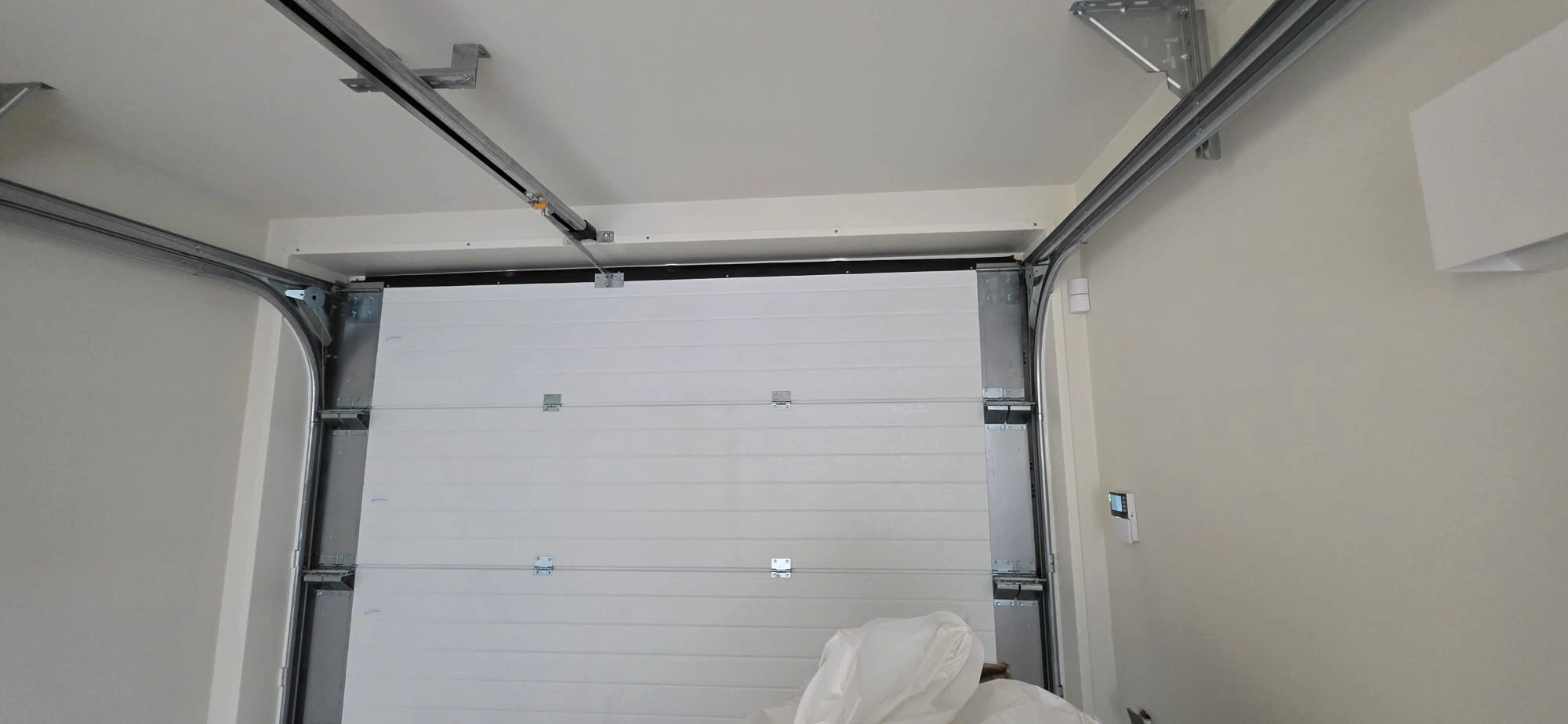 Stalen afwerking rond garagepoort op maat