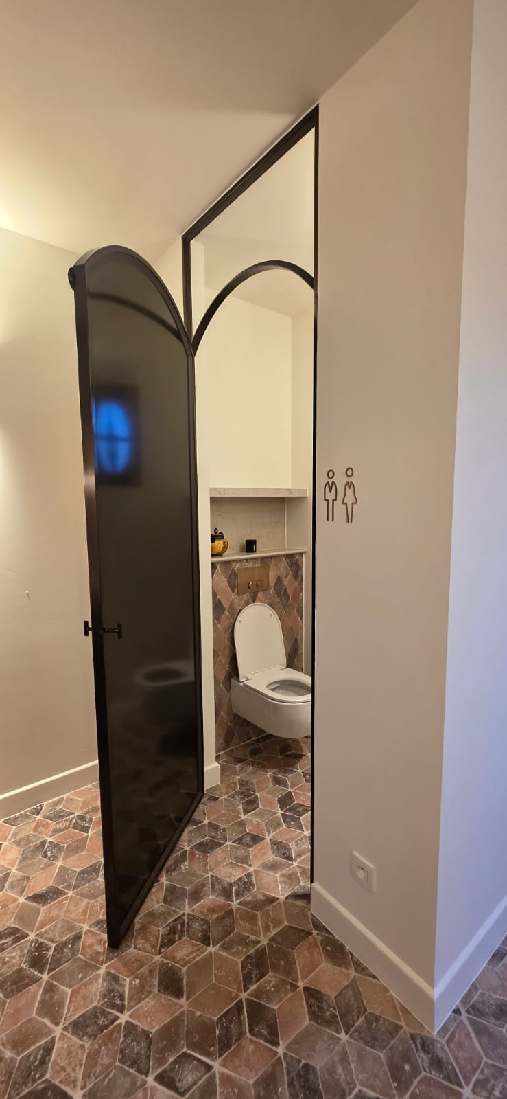 Stalen WC‑Deur – Zwarte Binnenafwerking & Volledige Privacy | JVH Welding Stalen WC‑Deur op maat gemaakt