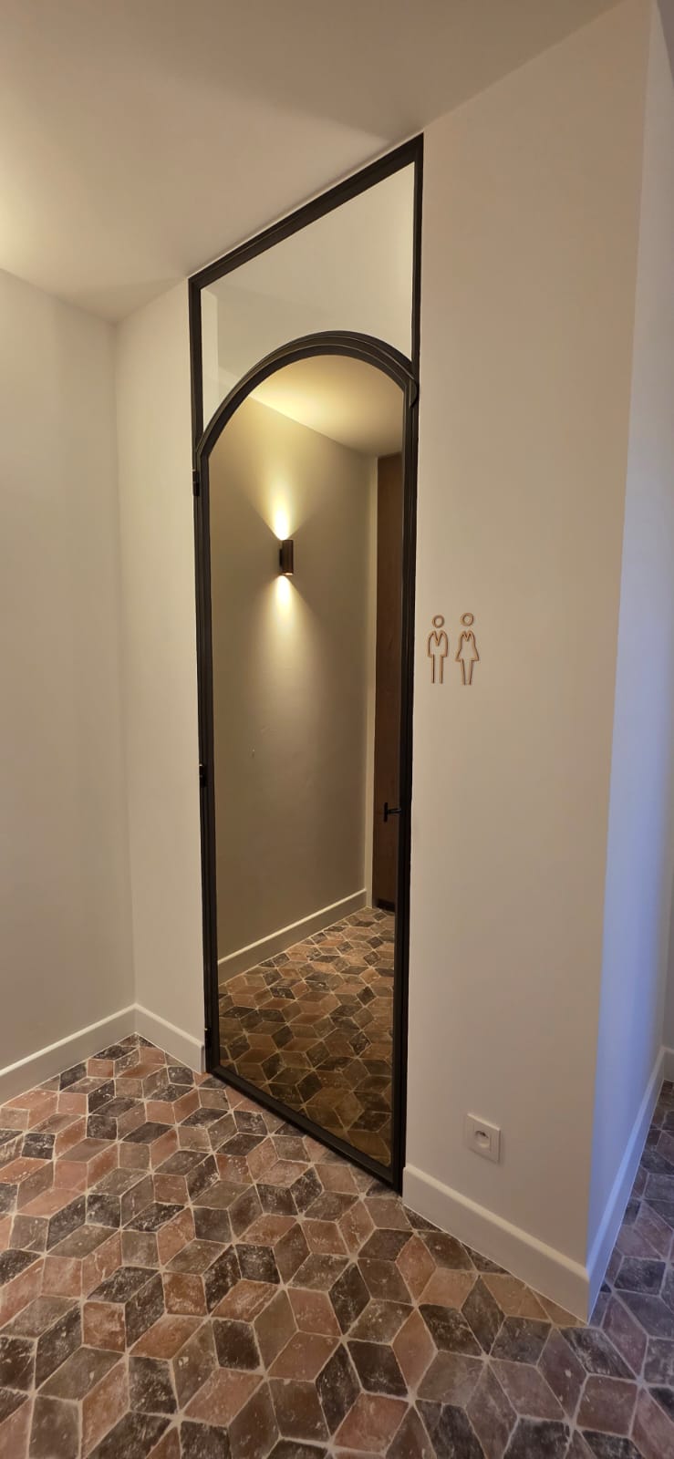 Op maat gemaakte stalen wc‑deur met spiegelafwerking aan de buitenzijde, vervaardigd door JVH Welding