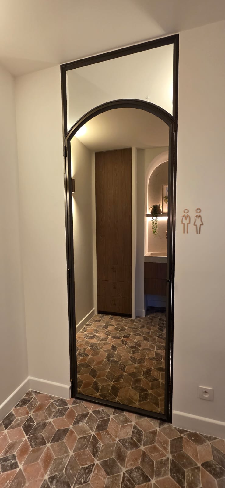 Stalen wc-deur met spiegellook in moderne afwerking Stalen binnendeur op maat